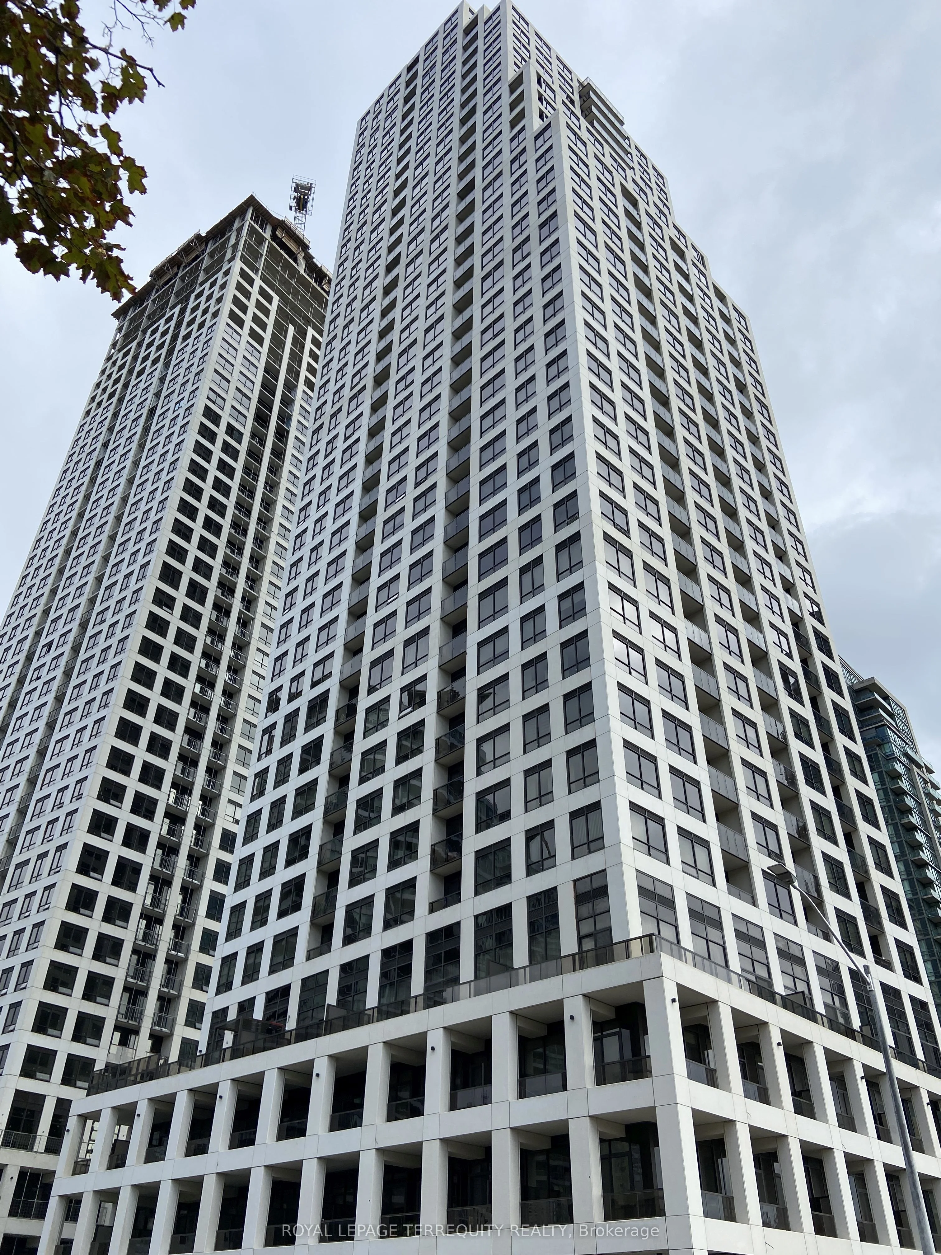 36 Elm Drive W 304, Mississauga, ON L5B 1L9