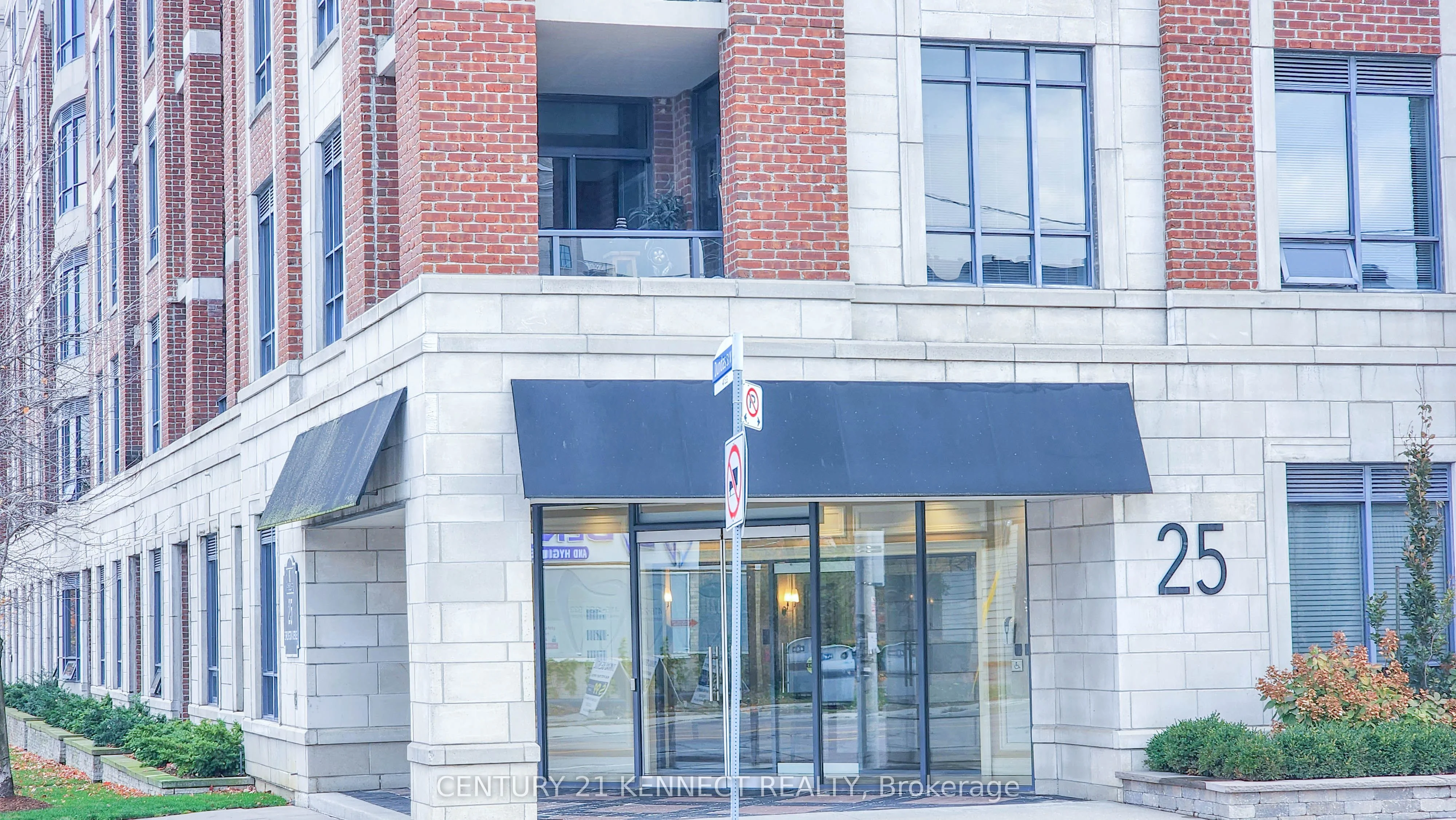 25 Earlington Avenue E 316, Toronto W08, ON M8X 3A3