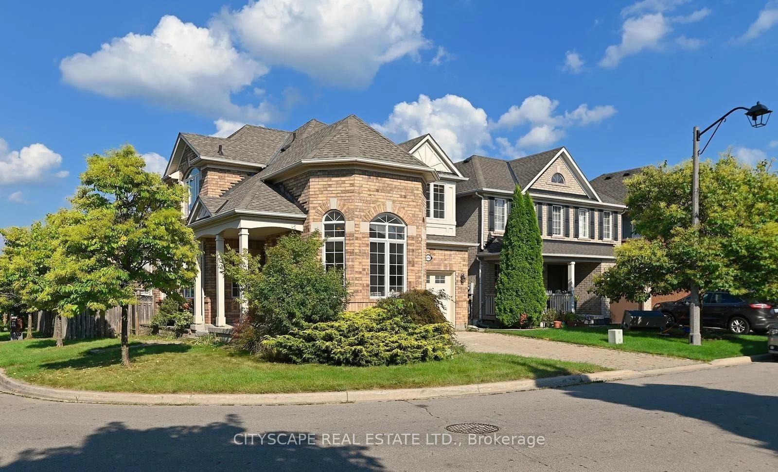2492 Falkland Crescent N, Oakville, ON L6M 4Y3