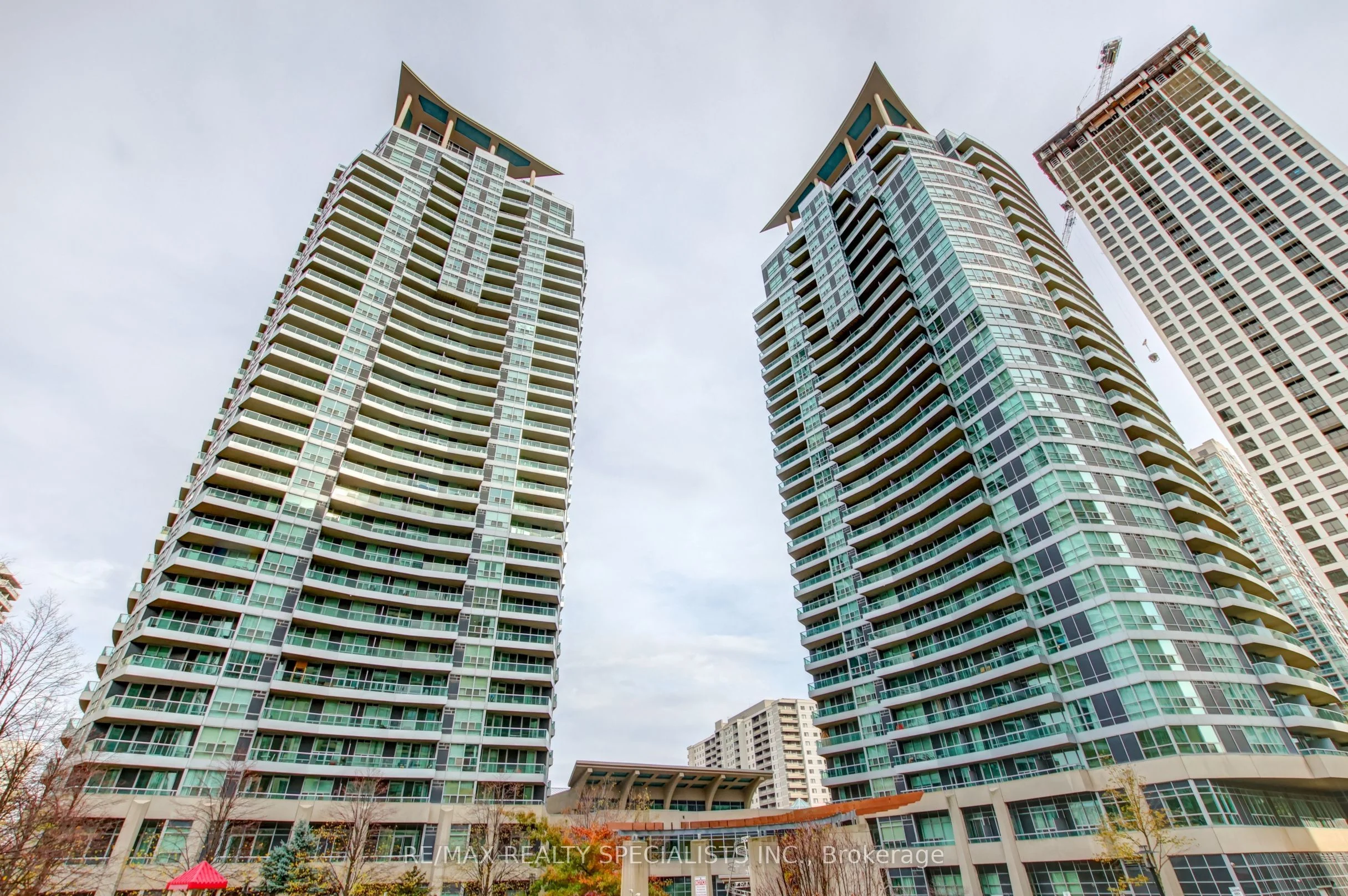 1 Elm Drive W 1604, Mississauga, On L5b 4m1