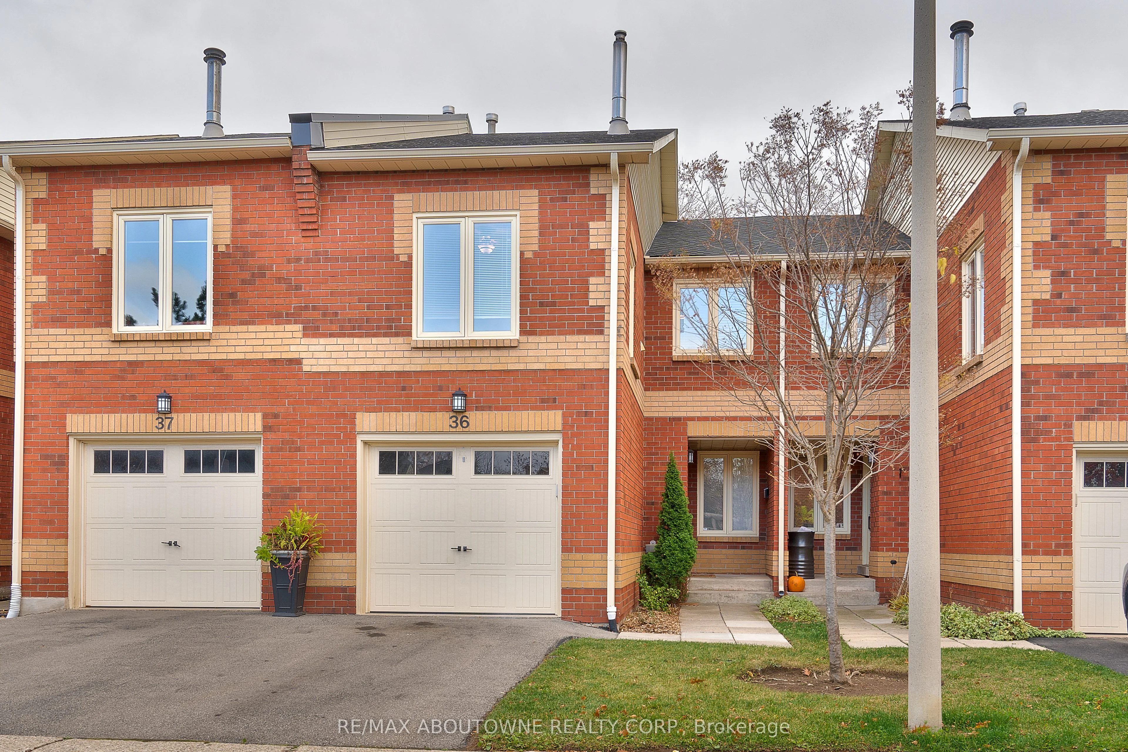 2006 GLENADA Crescent 36, Oakville, ON L6H 5R9