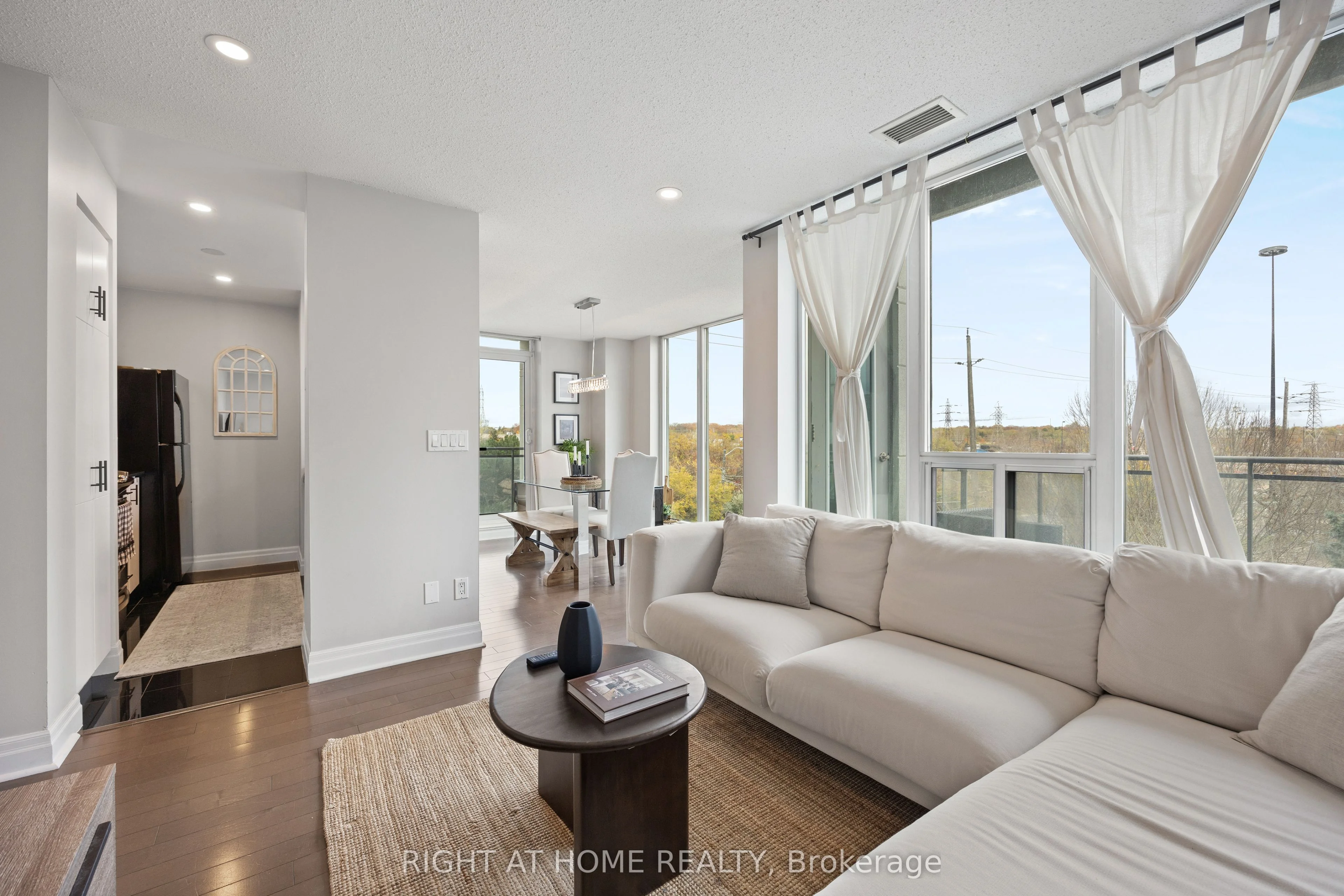 2119 Lake Shore Boulevard W 405, Toronto W06, ON M8V 4E8