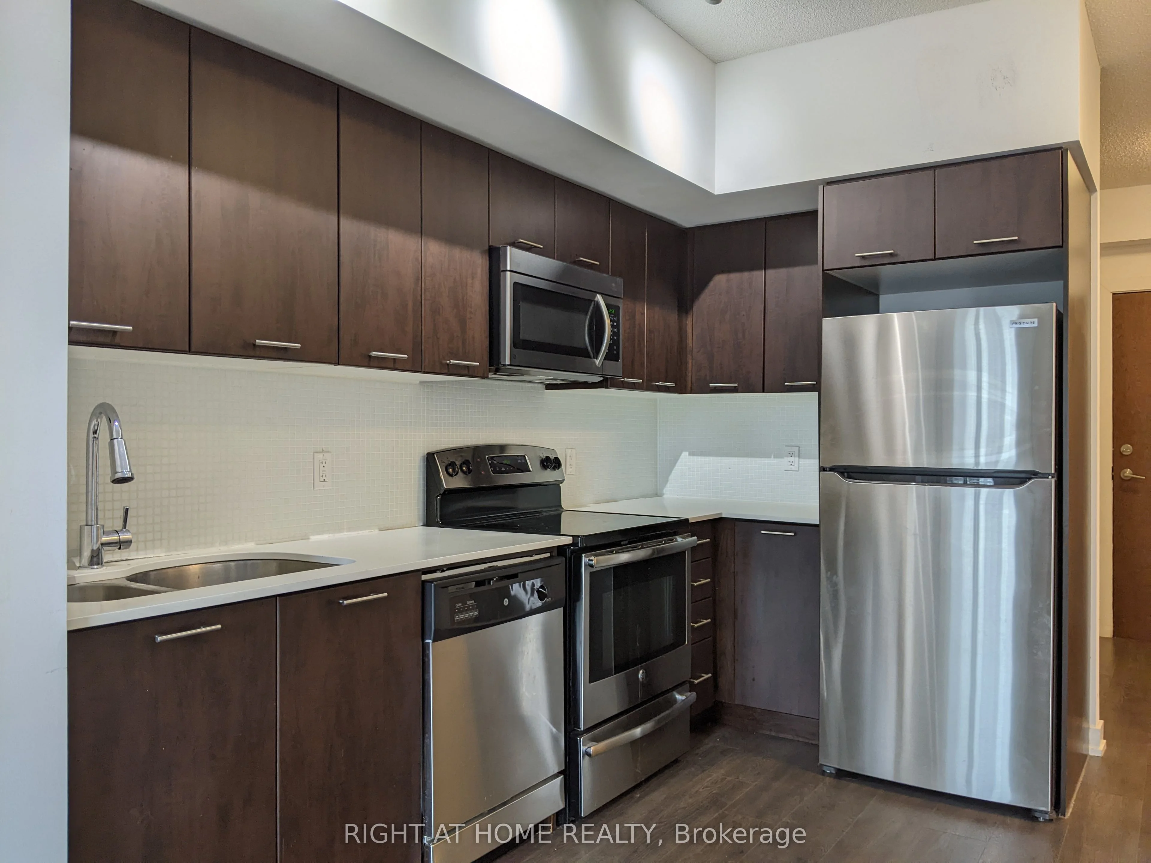 2220 Lake Shore Boulevard W 1703, Toronto W06, ON M8V 0C1
