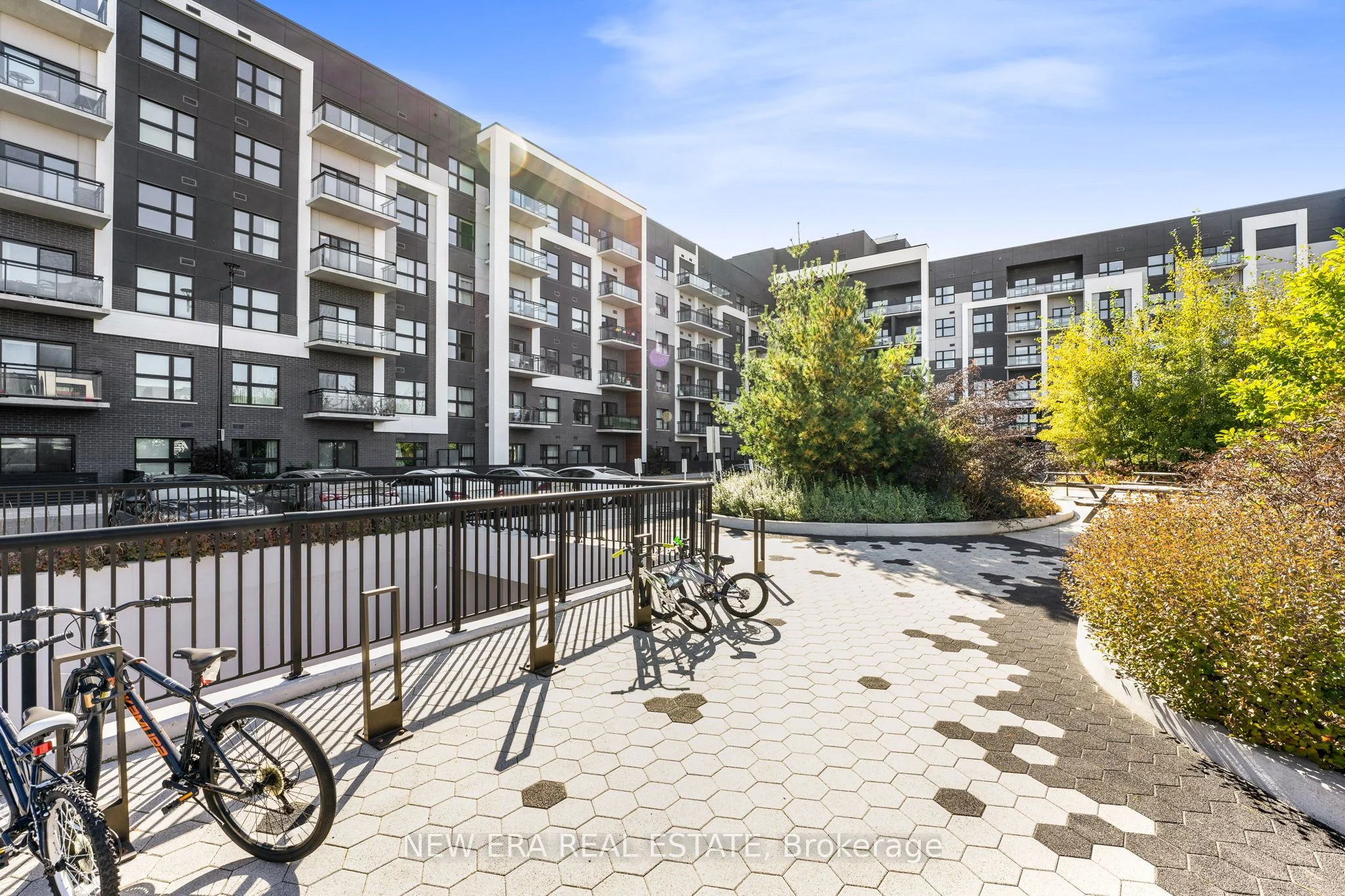 #408 128 Grovewood Common, Oakville, ON, L6H 0X3