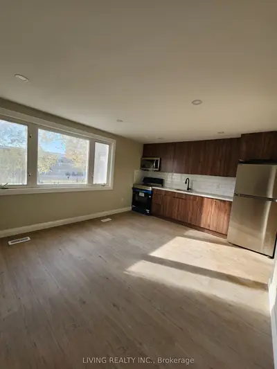 50 Garnet Avenue Upper, Toronto W02, ON M6G 1V5