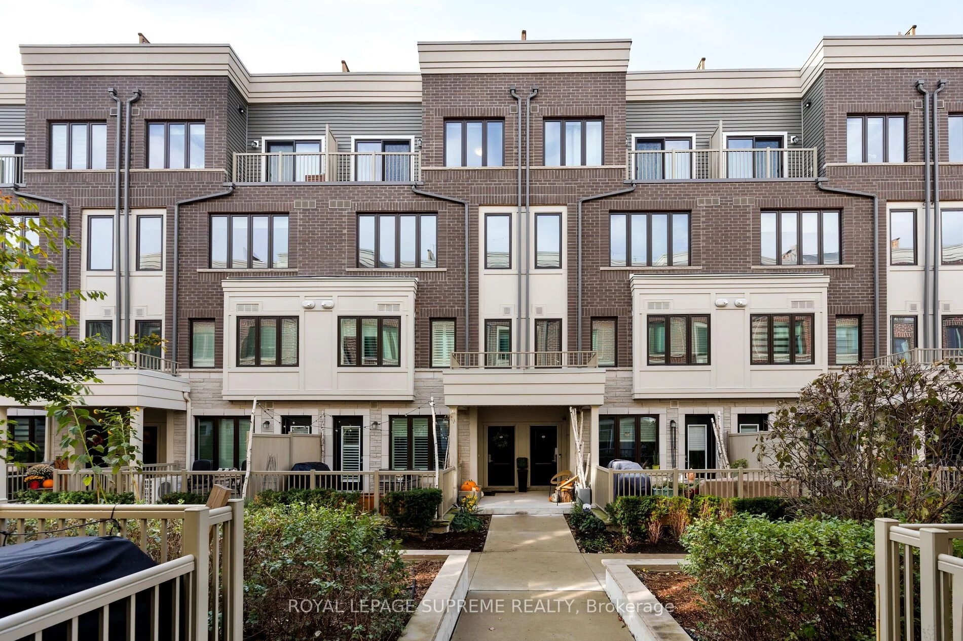 95 Eastwood Park Gardens 26, Toronto W06, ON M8W 0B9