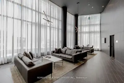 3900 Confederation Parkway 3701, Mississauga, ON M5B 0M3