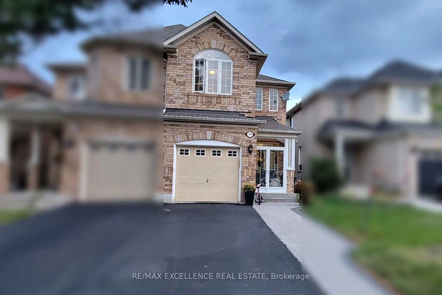 1319 Prestonwood Crescent, Mississauga, ON L5V 2Y9