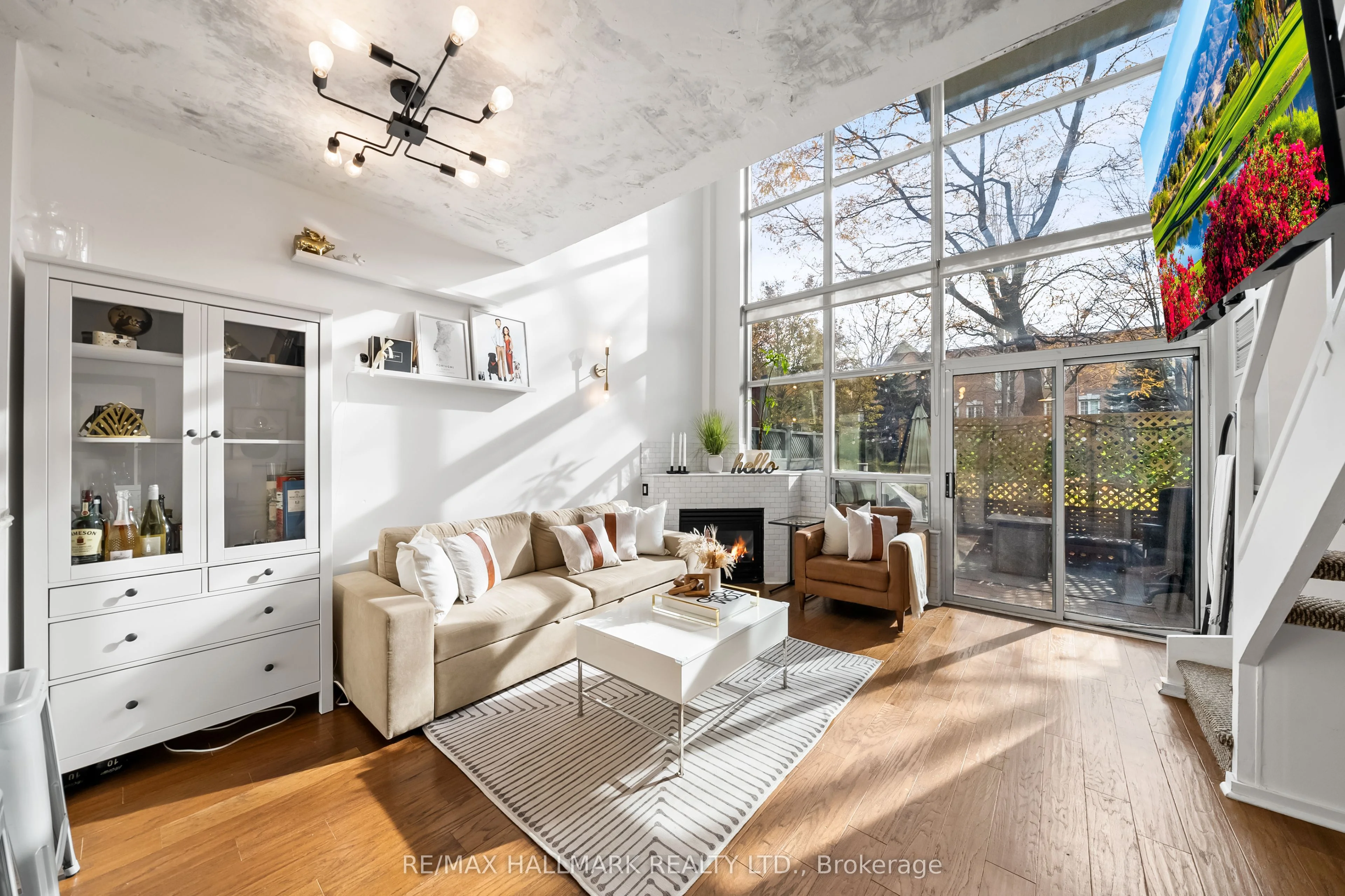 200 Manitoba Street 112, Toronto W06, ON M8Y 3Y9
