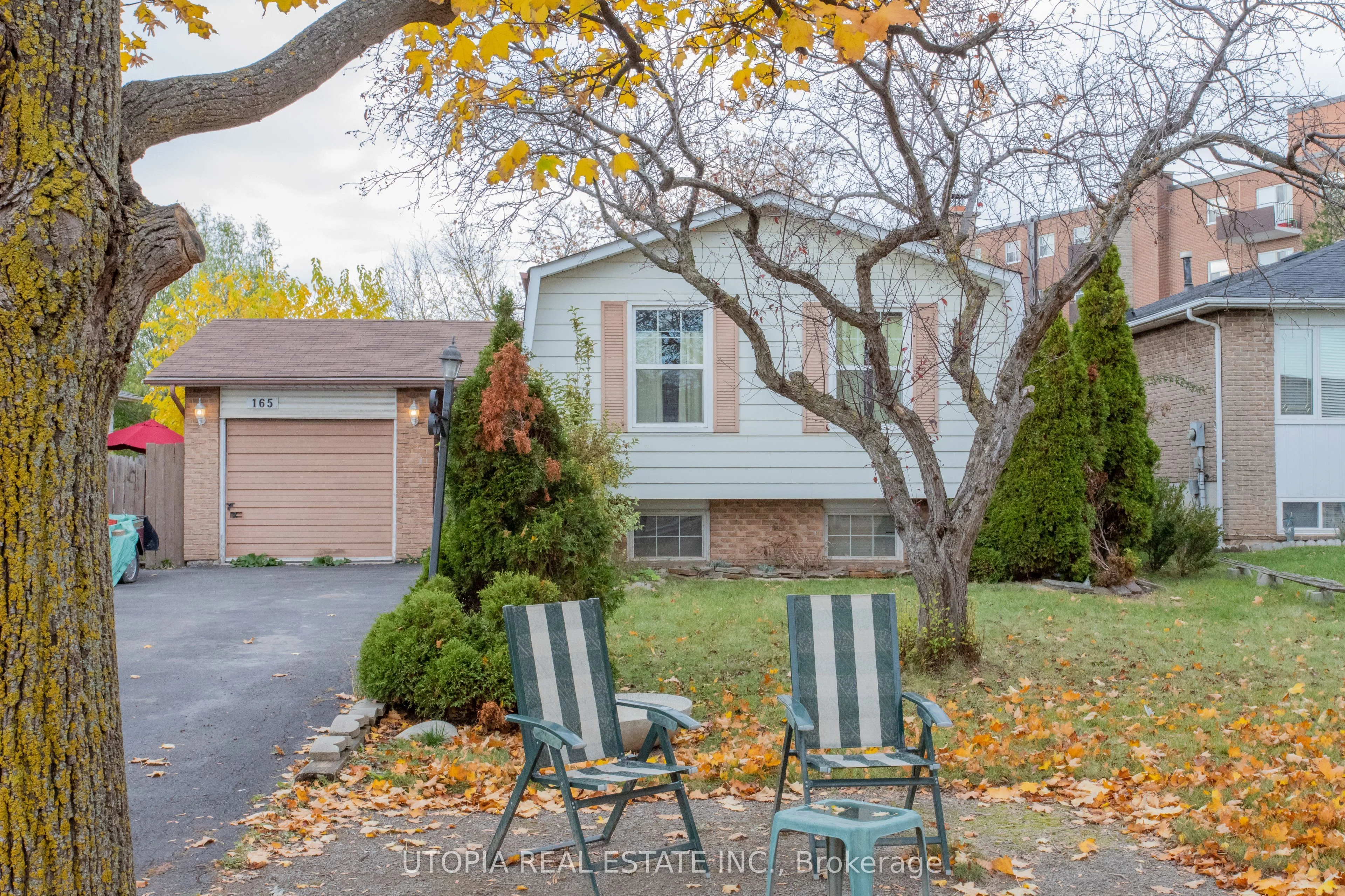 165 North Service Road E, Oakville, ON L6H 1A4