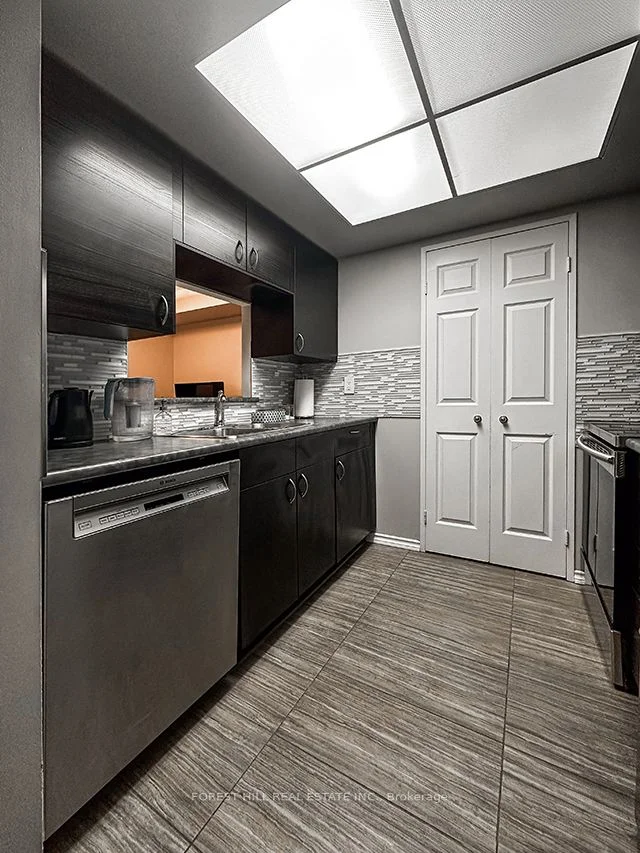 265 Enfield Place 807, Mississauga, On L5b 3y6