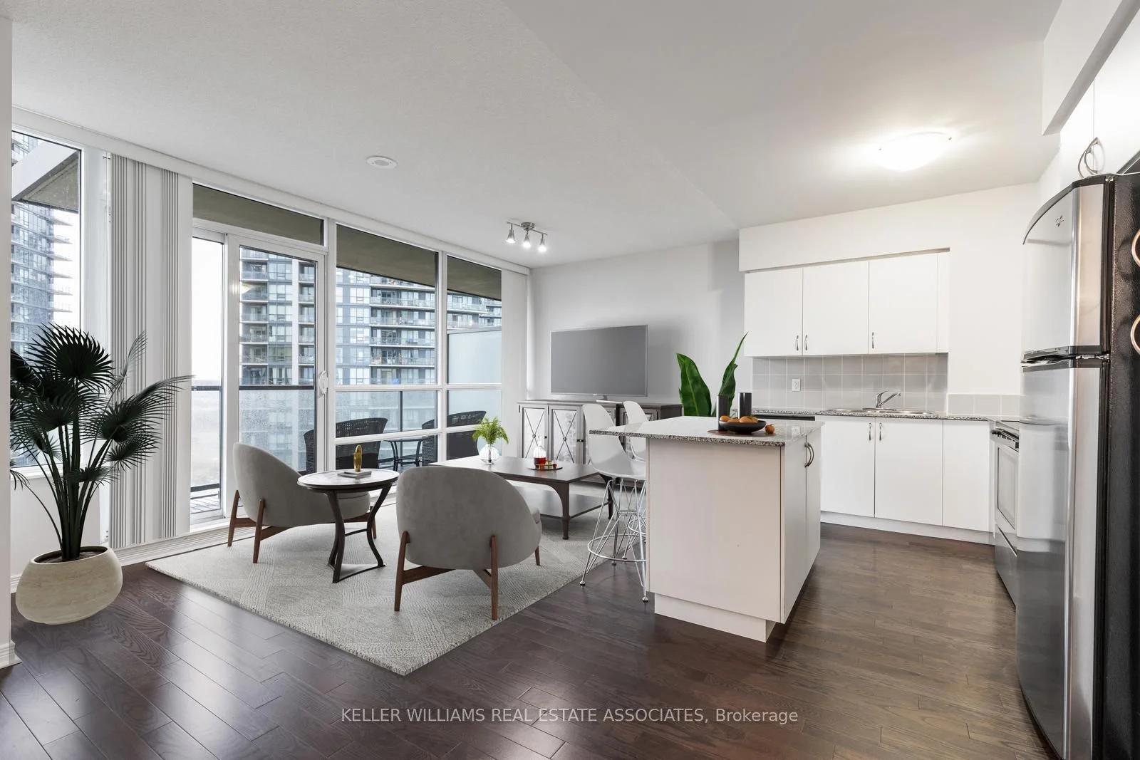 2230 Lake Shore Boulevard W 1705, Toronto W06, ON M8V 0B2