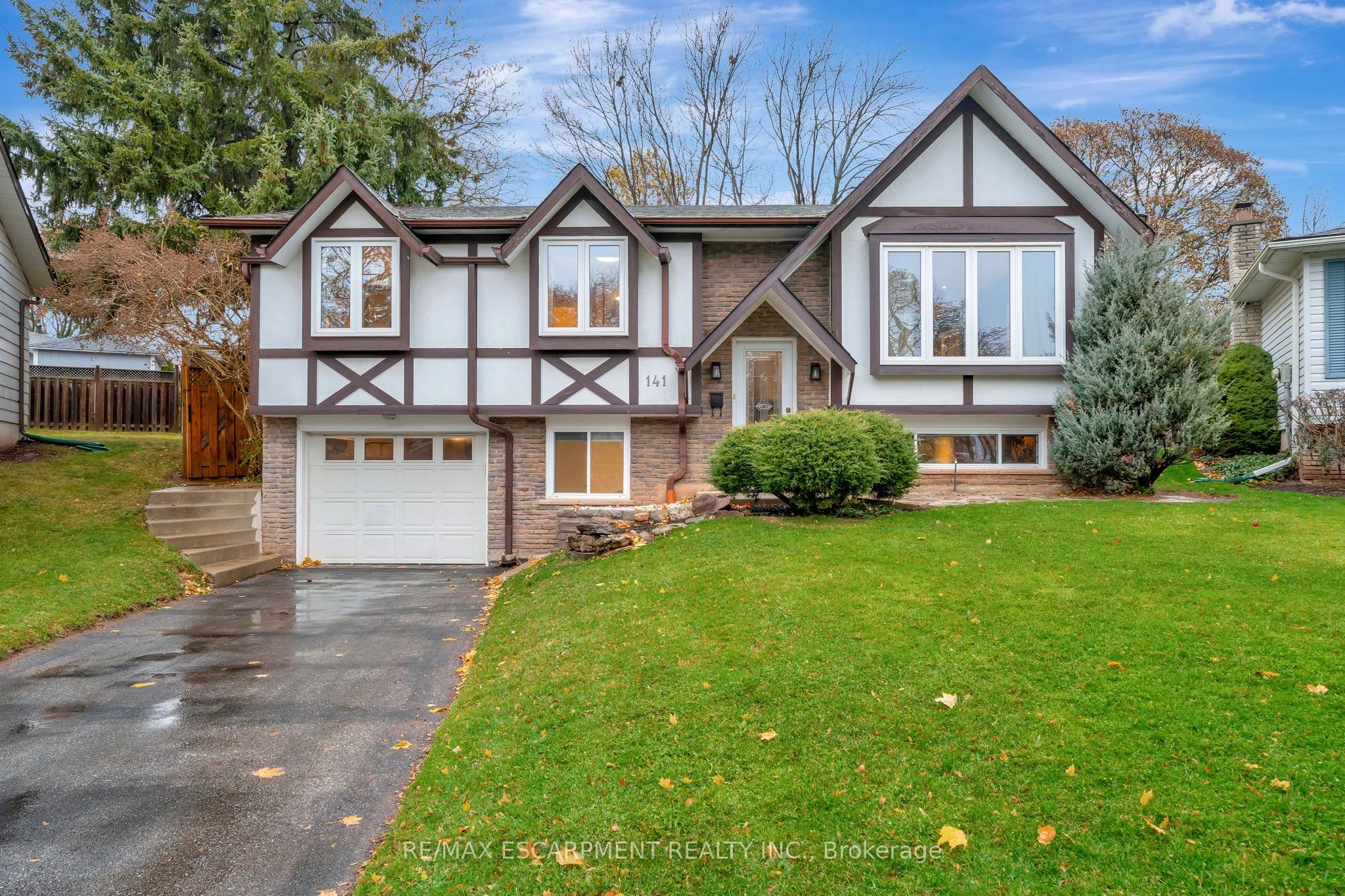 141 OTTER Crescent, Oakville, ON L6H 1E7