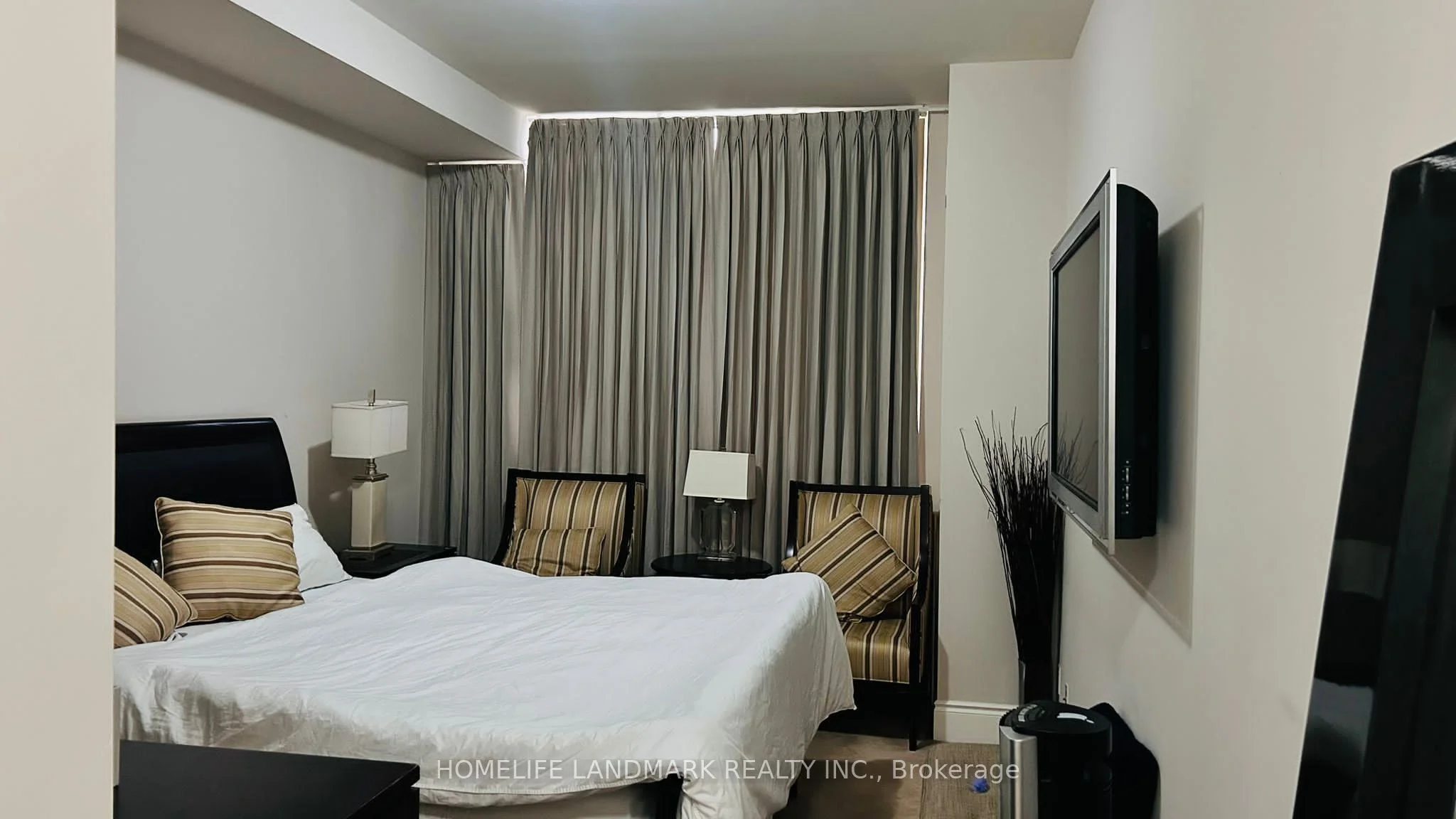 3888 Duke Of York Boulevard Ph22, Mississauga, On L5b 4p5