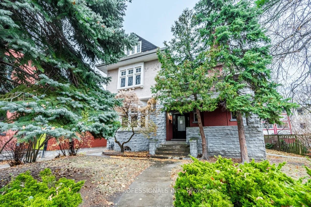 15 Laws Street, Toronto W02, ON M6P 2Y8
