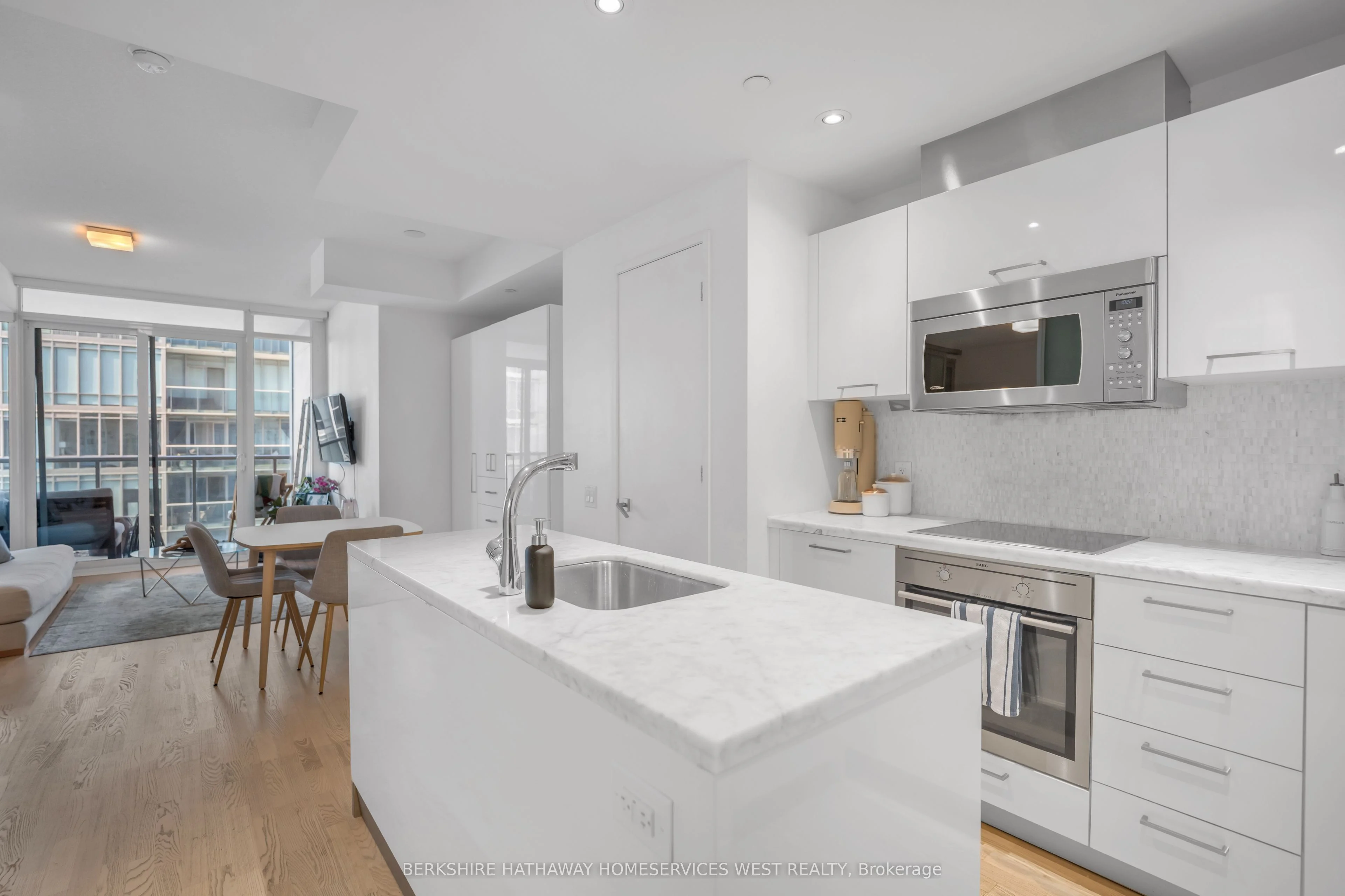 90 Park Lawn Road 2802, Toronto W06, ON M8Y 0B6