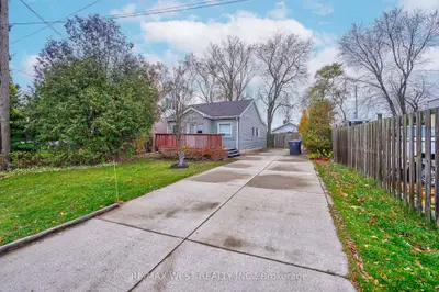 1096 Strathy Avenue, Mississauga, On L5e 2j8