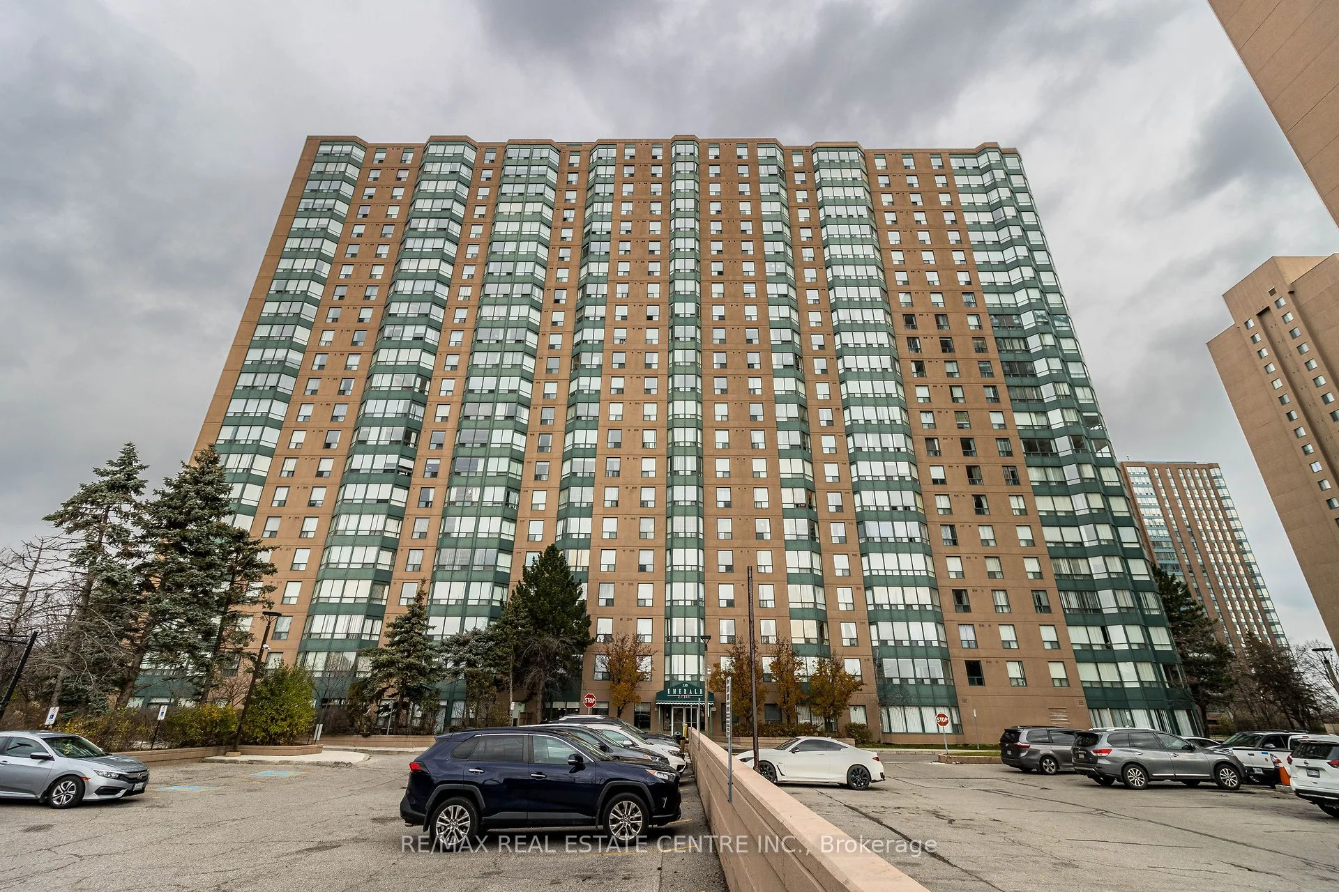 135 Hillcrest Avenue 405, Mississauga, On L5b 4b1