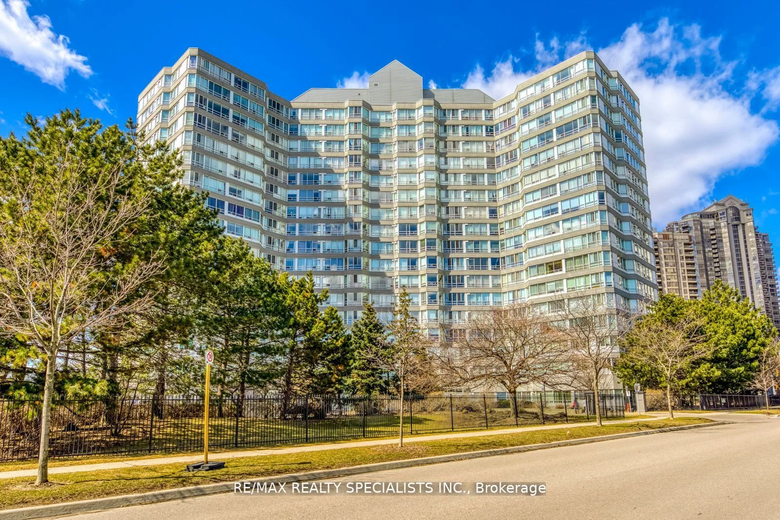 50 Kingsbridge Garden Circle 607, Mississauga, ON L5R 1Y2