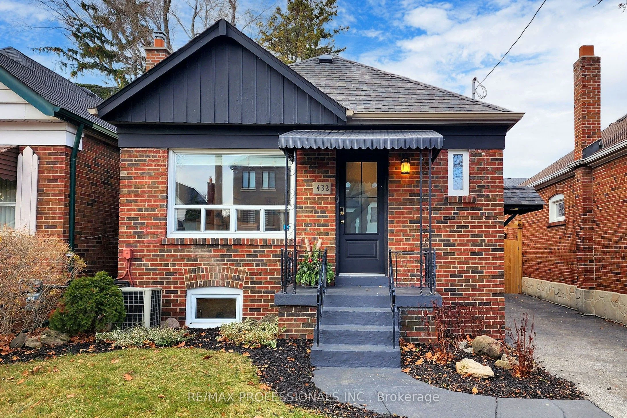 432 Rimilton Avenue, Toronto W06, ON M8W 2G5