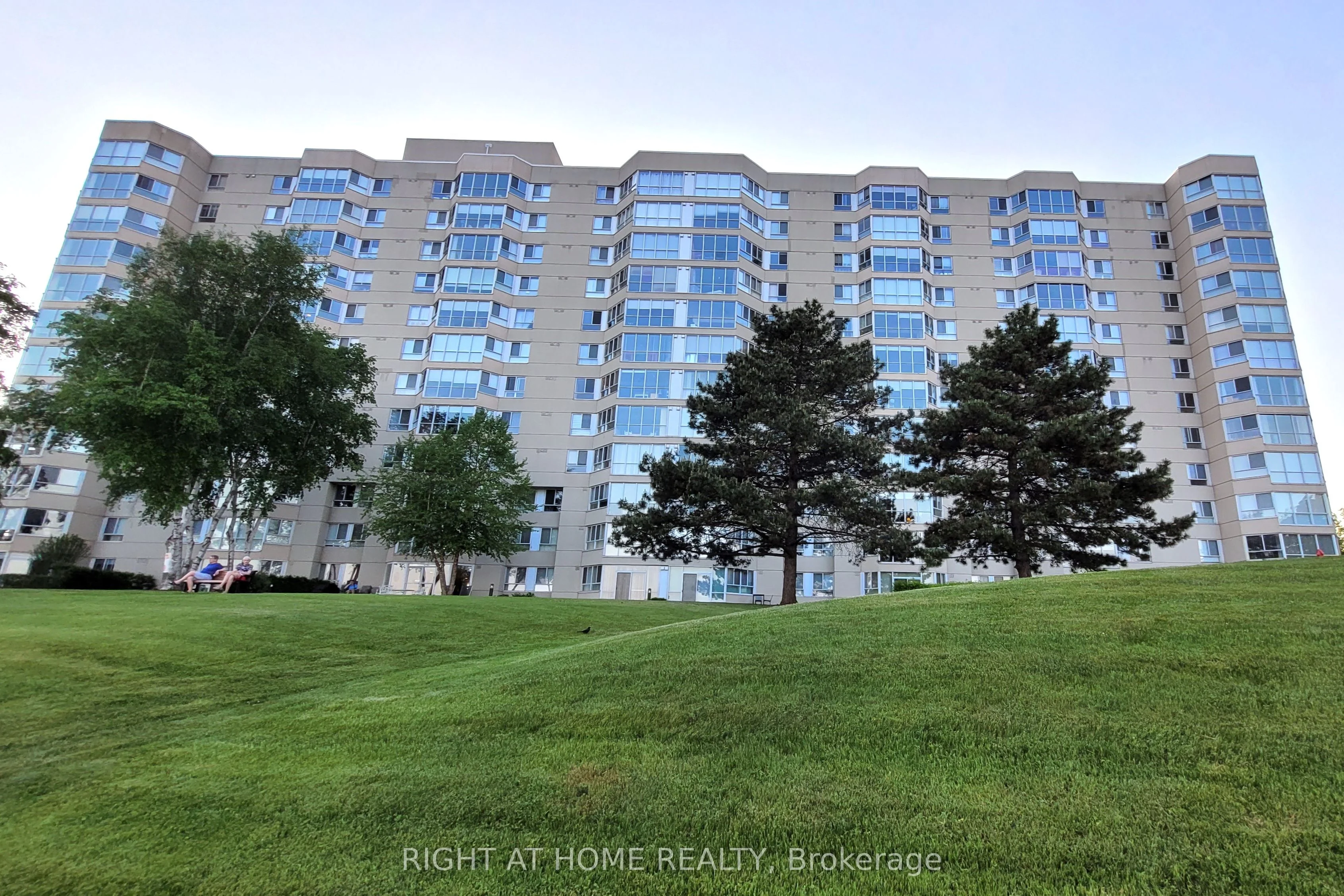 5280 Lakeshore Road 207, Burlington, On L7l 5r1