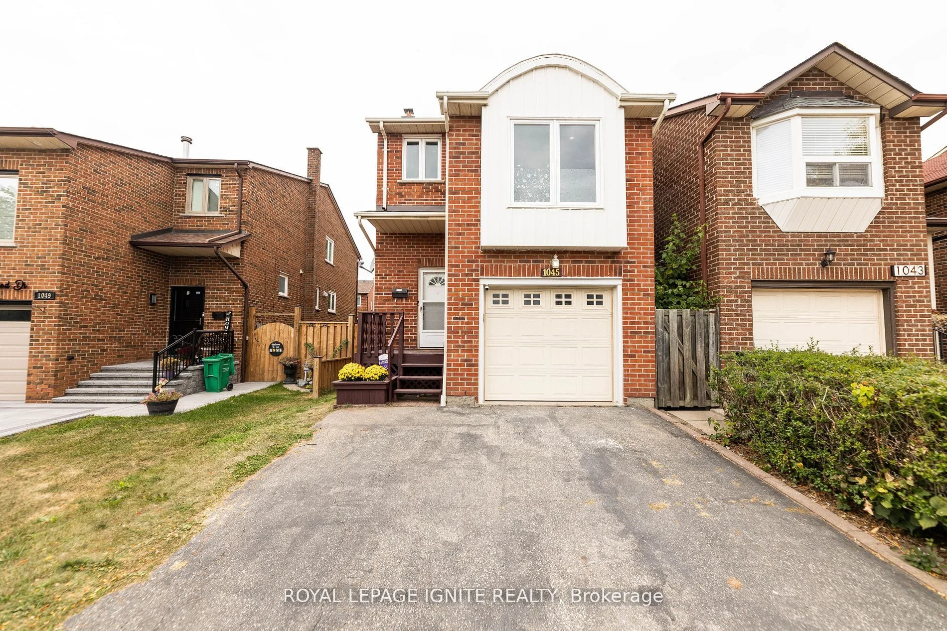 1045 Whispering Wood Drive, Mississauga, ON L5C 3Y7