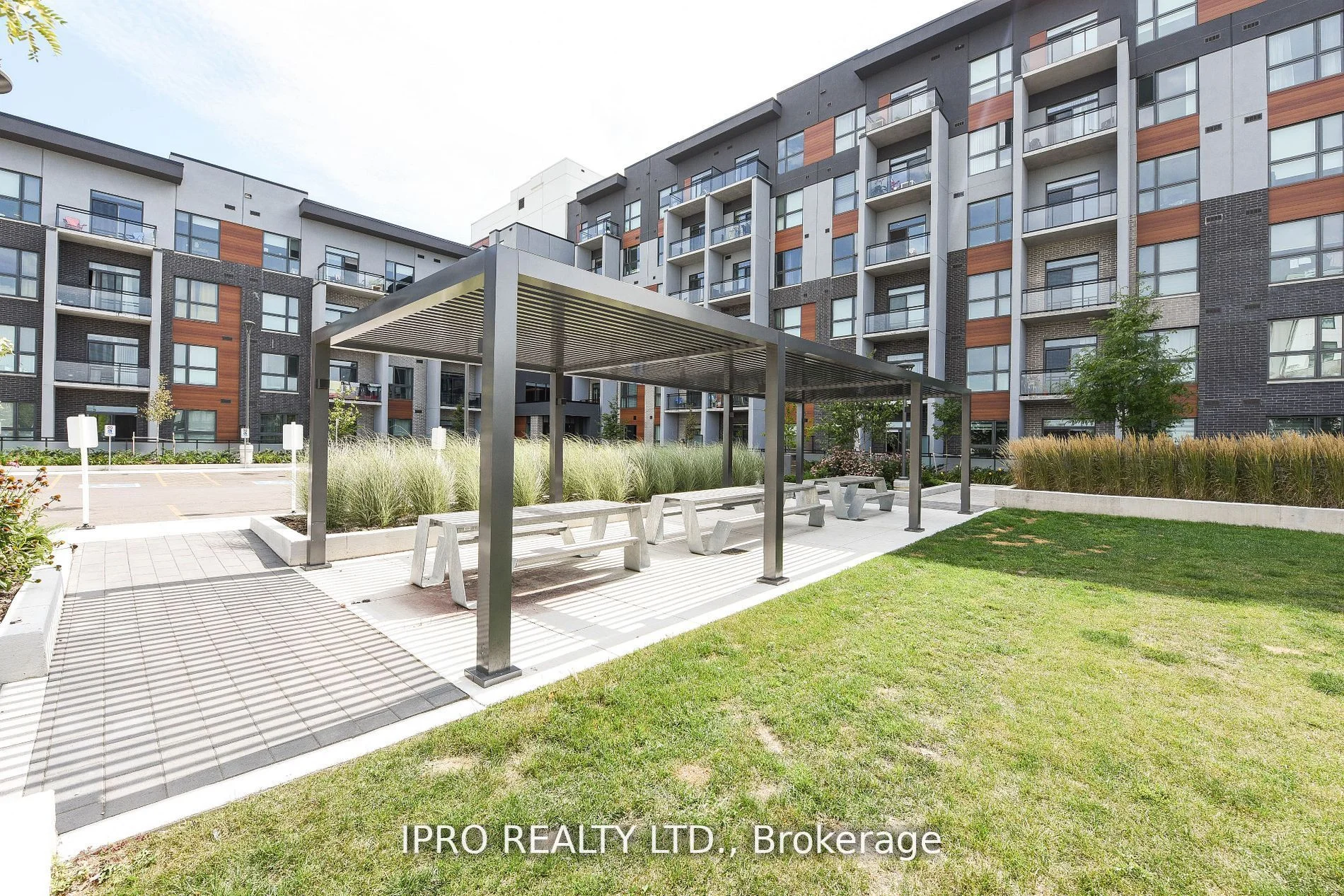 95 Dundas Street 004, Oakville, ON L6M 5N4