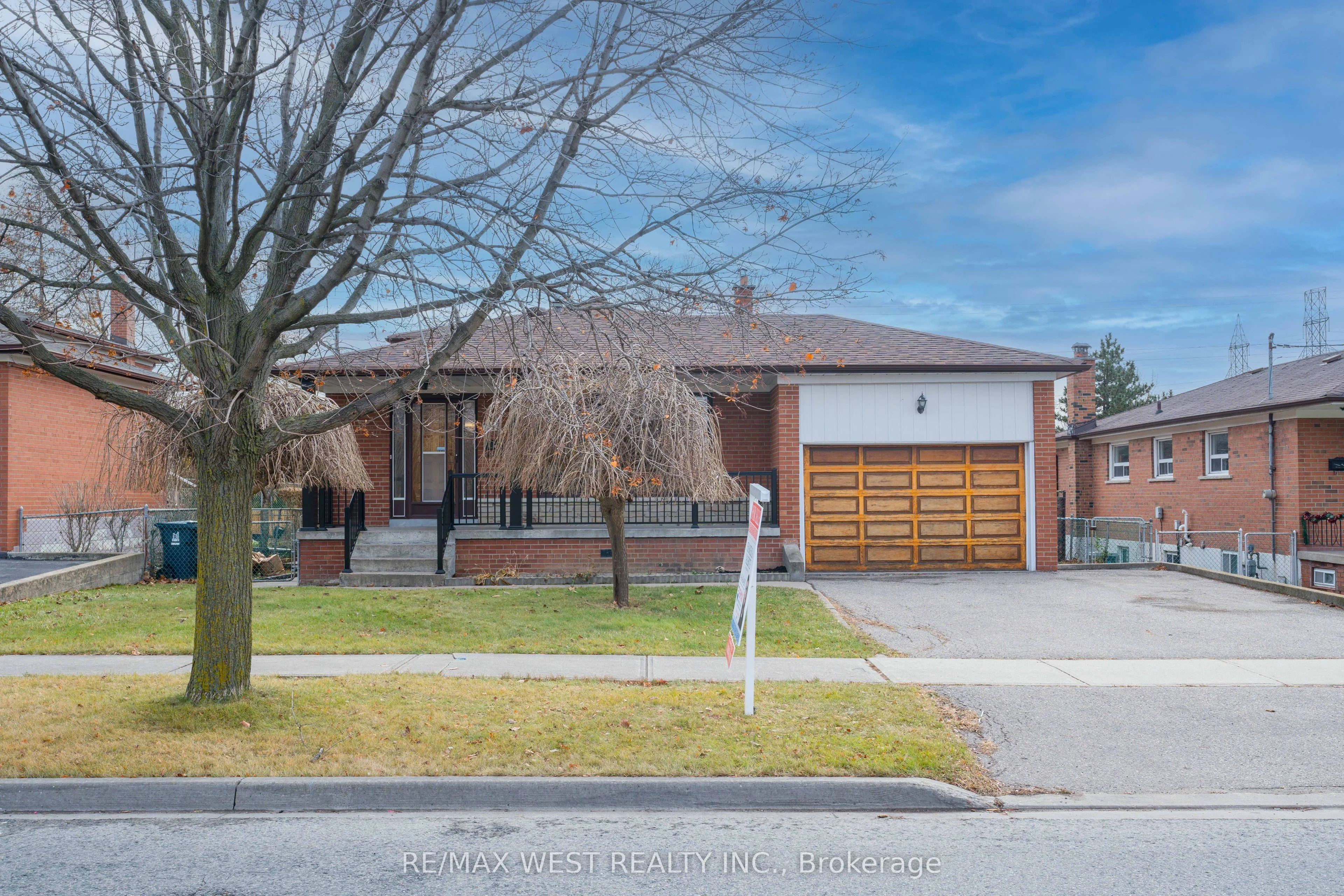 283 Driftwood Avenue, Toronto W05, ON M3N 2N6