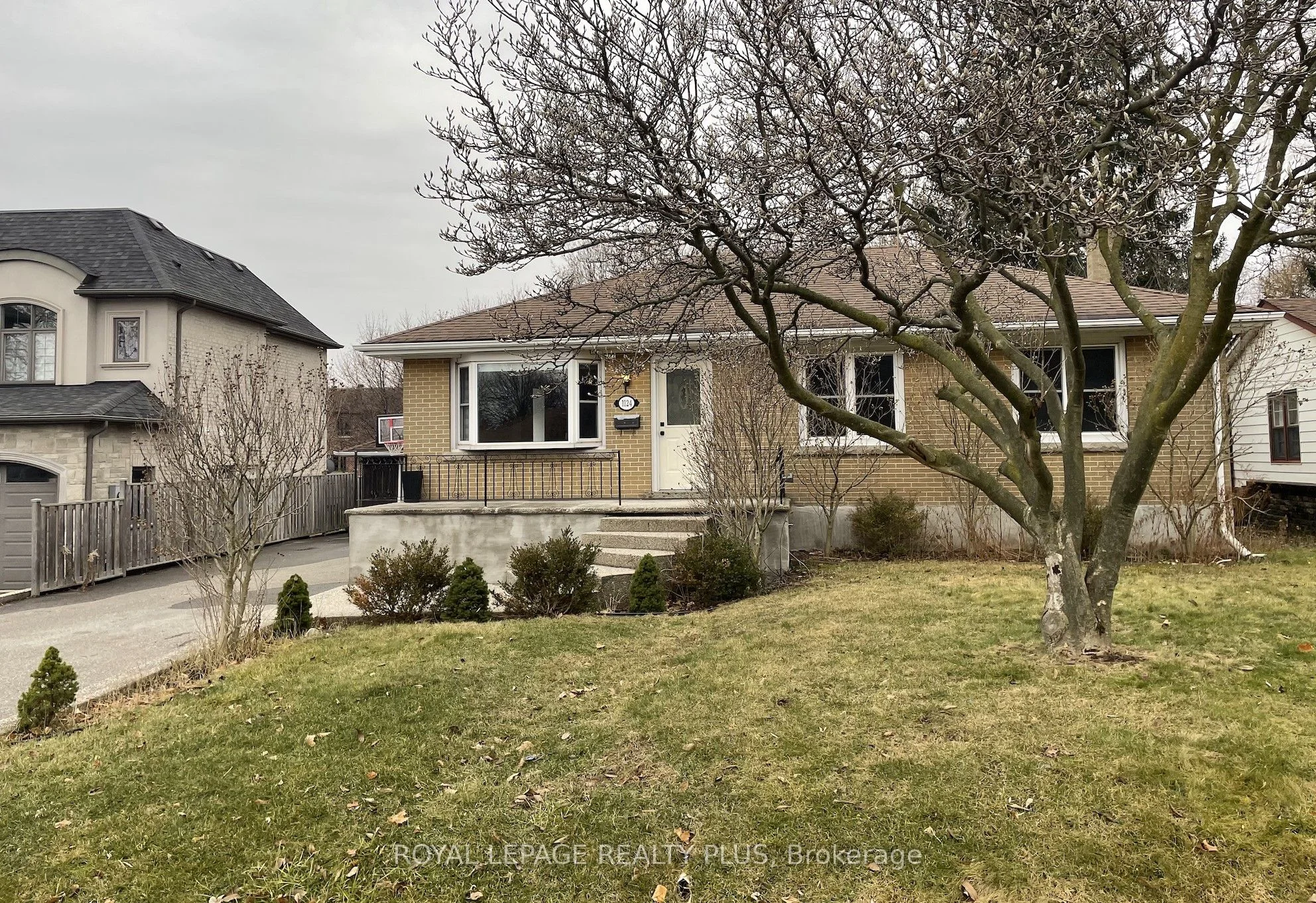 1124 Kent Avenue, Oakville, ON L6H 1Z8