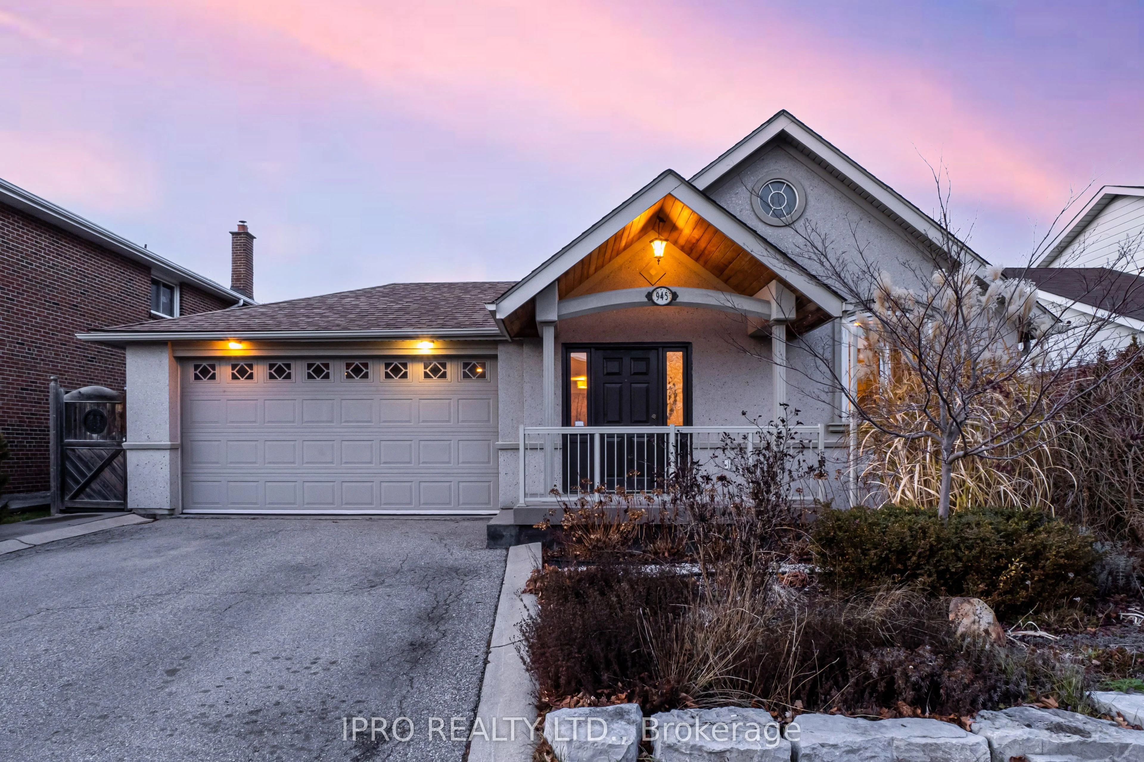 945 Runningbrook Drive, Mississauga, ON L4Y 2S6
