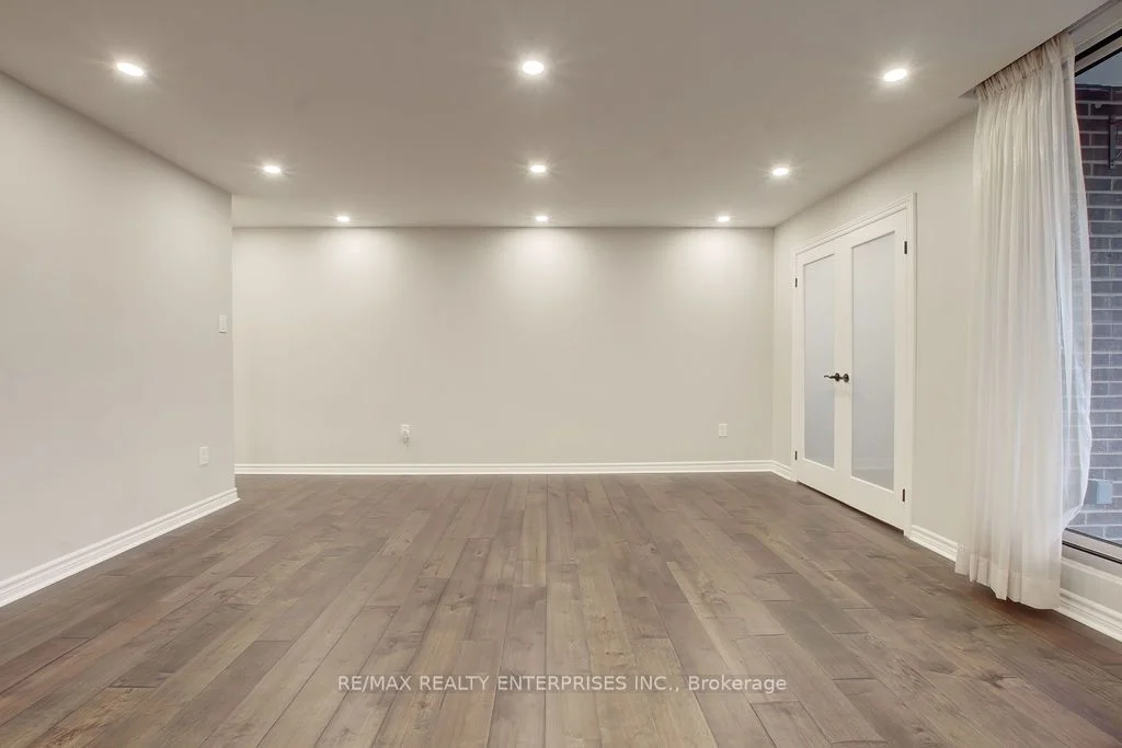 1515 Lakeshore Road E 303, Mississauga, ON L5E 3E3