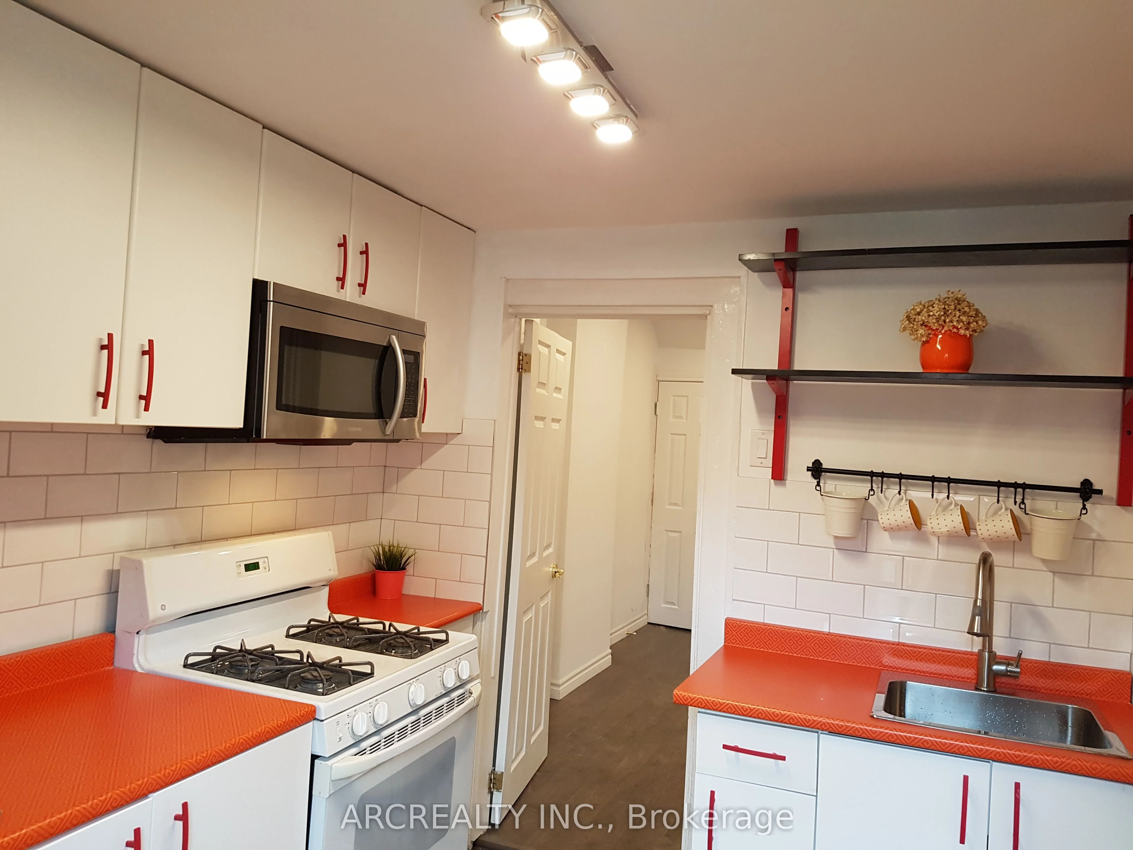87 Symington Avenue W main, Toronto W02, ON M6P 3W3