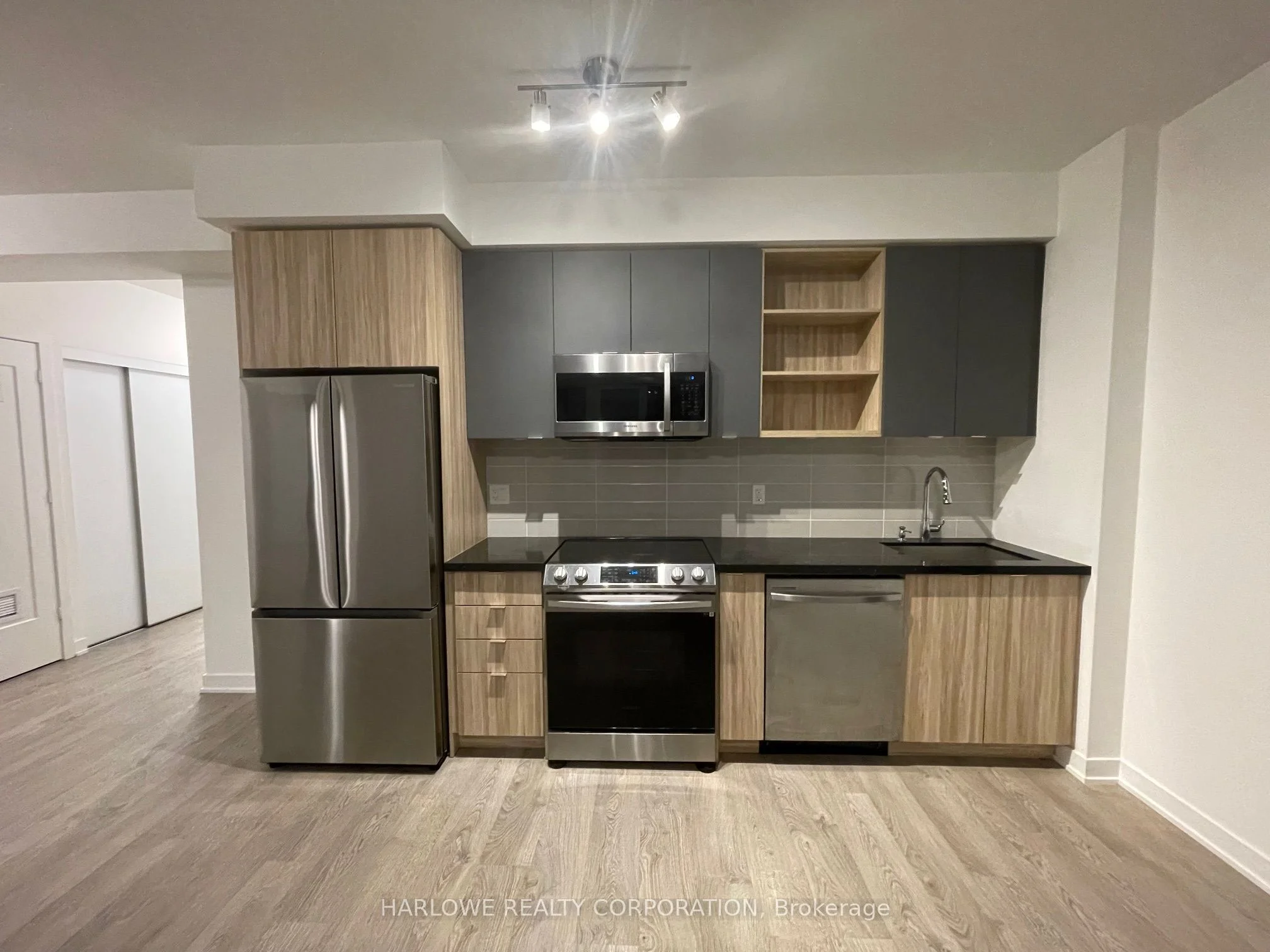 4675 Metcalfe Avenue 404, Mississauga, ON L5M 0Z8