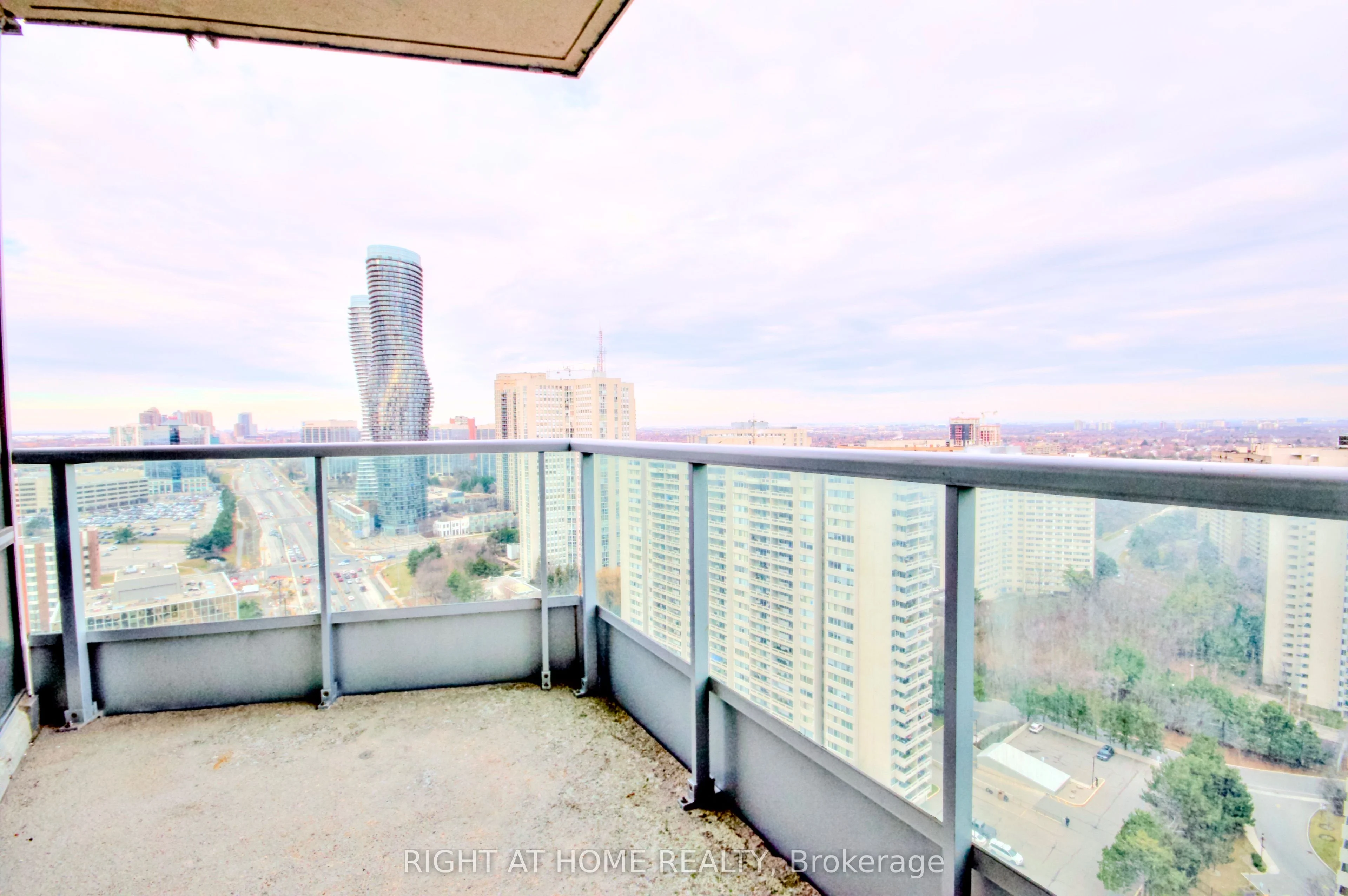 1 Elm Drive W 2611, Mississauga, ON L5B 3C2
