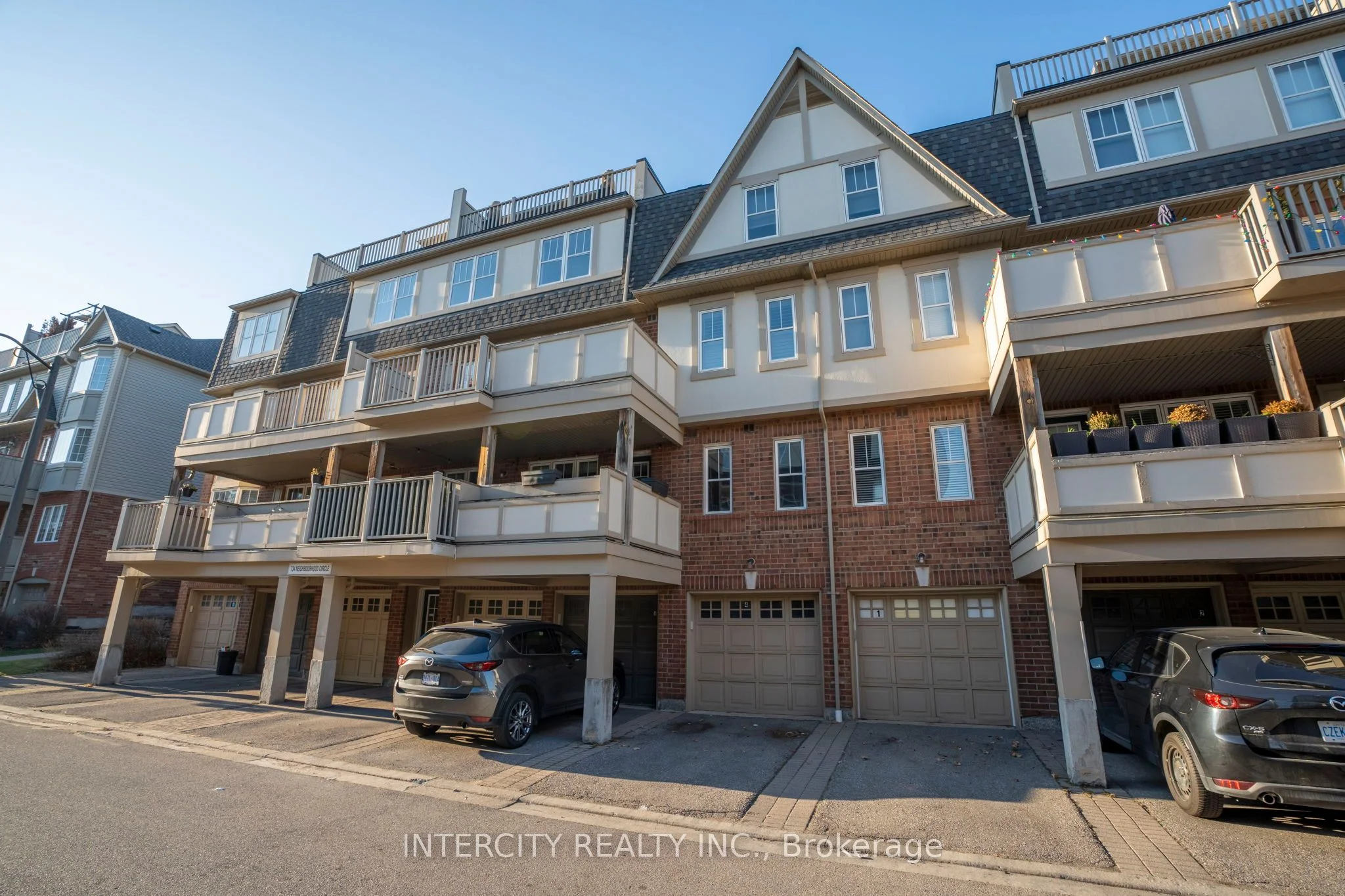 734 Neighbourhood Circle 4, Mississauga, ON L5B 0B3