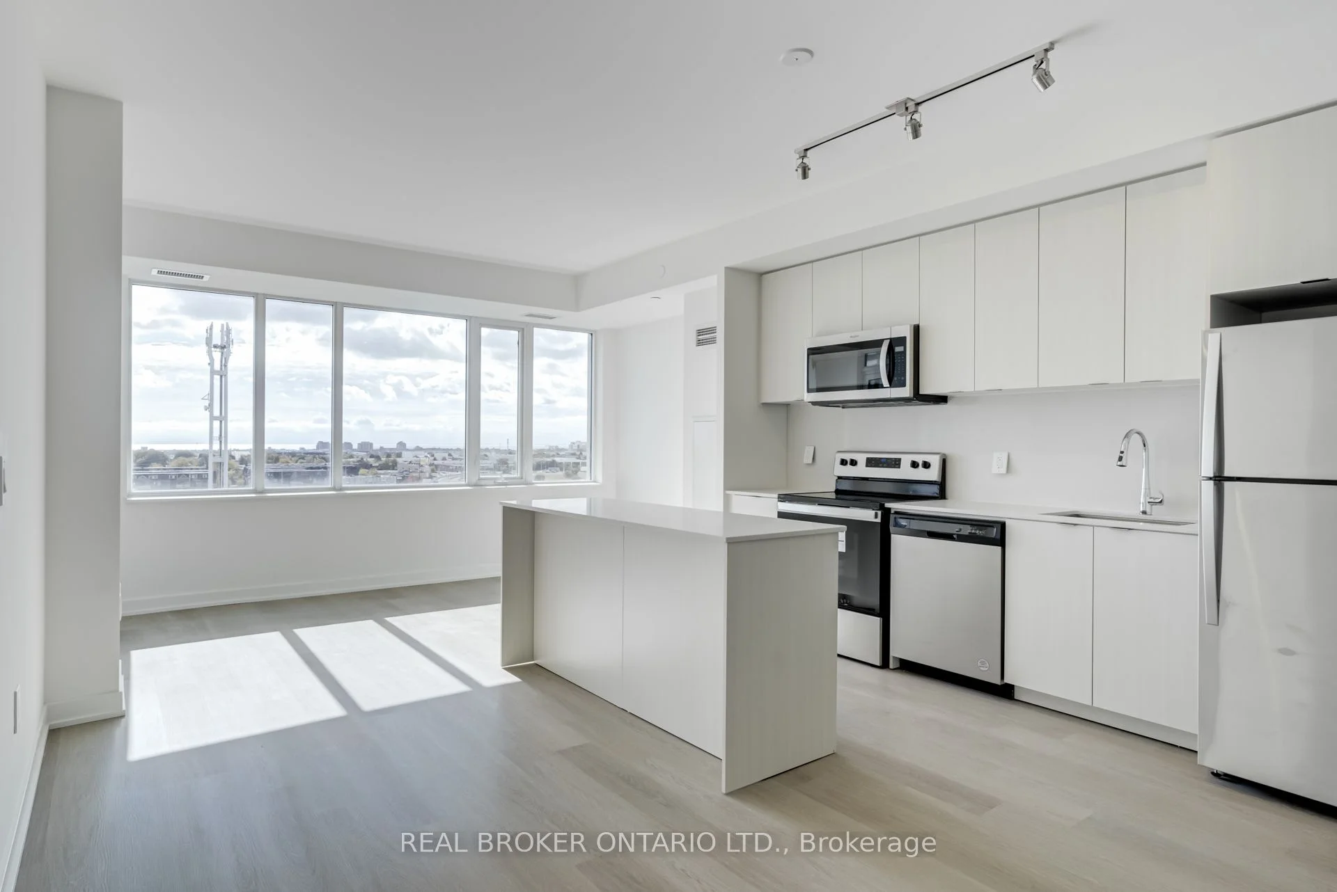 #713 859 The Queensway, Toronto W08, On, M8z 1n8