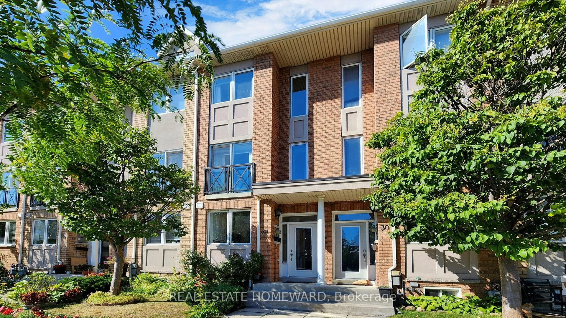 32 Market Garden Mews, Toronto W07, ON M8Z 0A5
