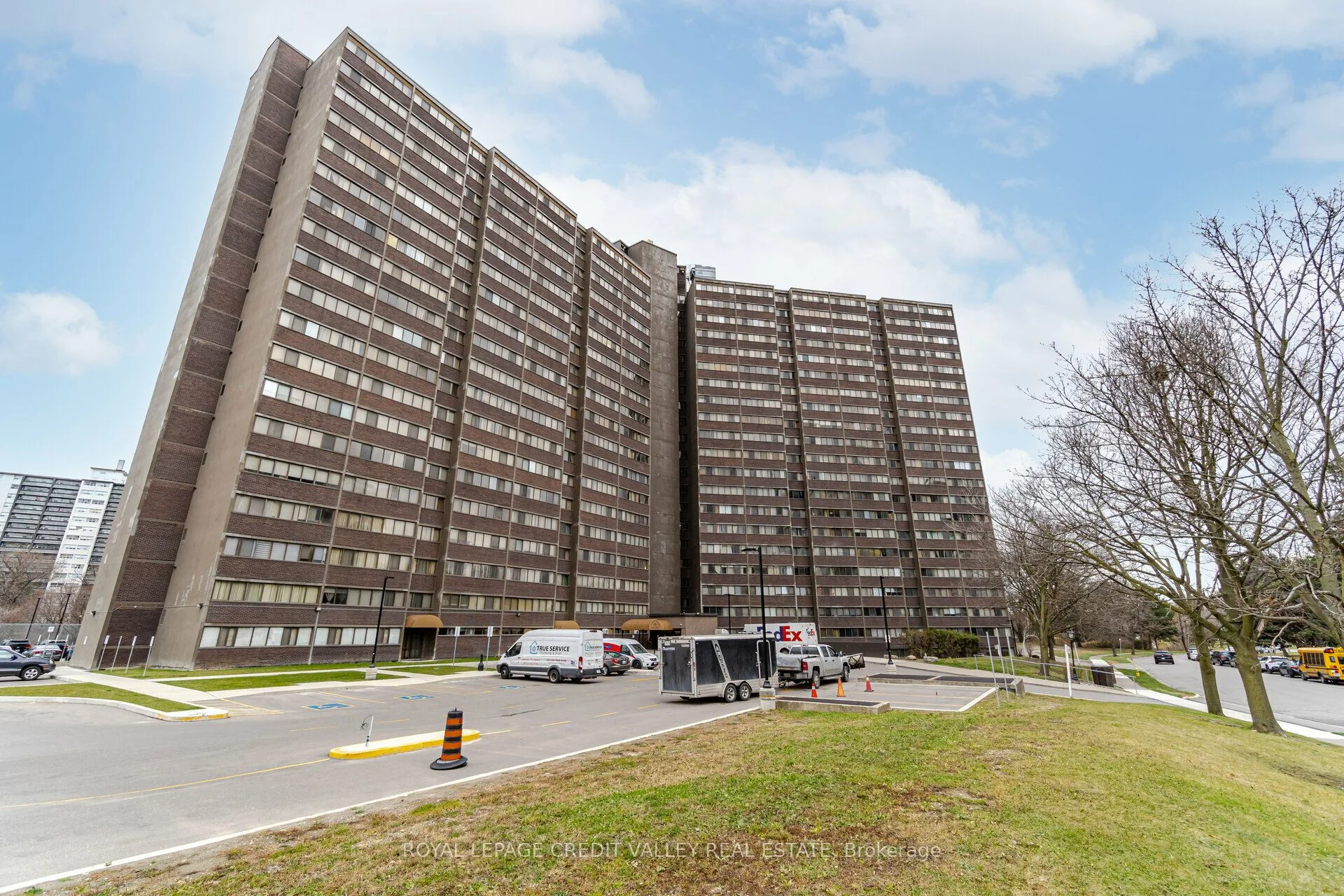 11 Wincott Drive 1106, Toronto W09, On M9r 2r9