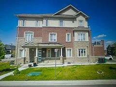 Att/Row/Townhouse in Brampton