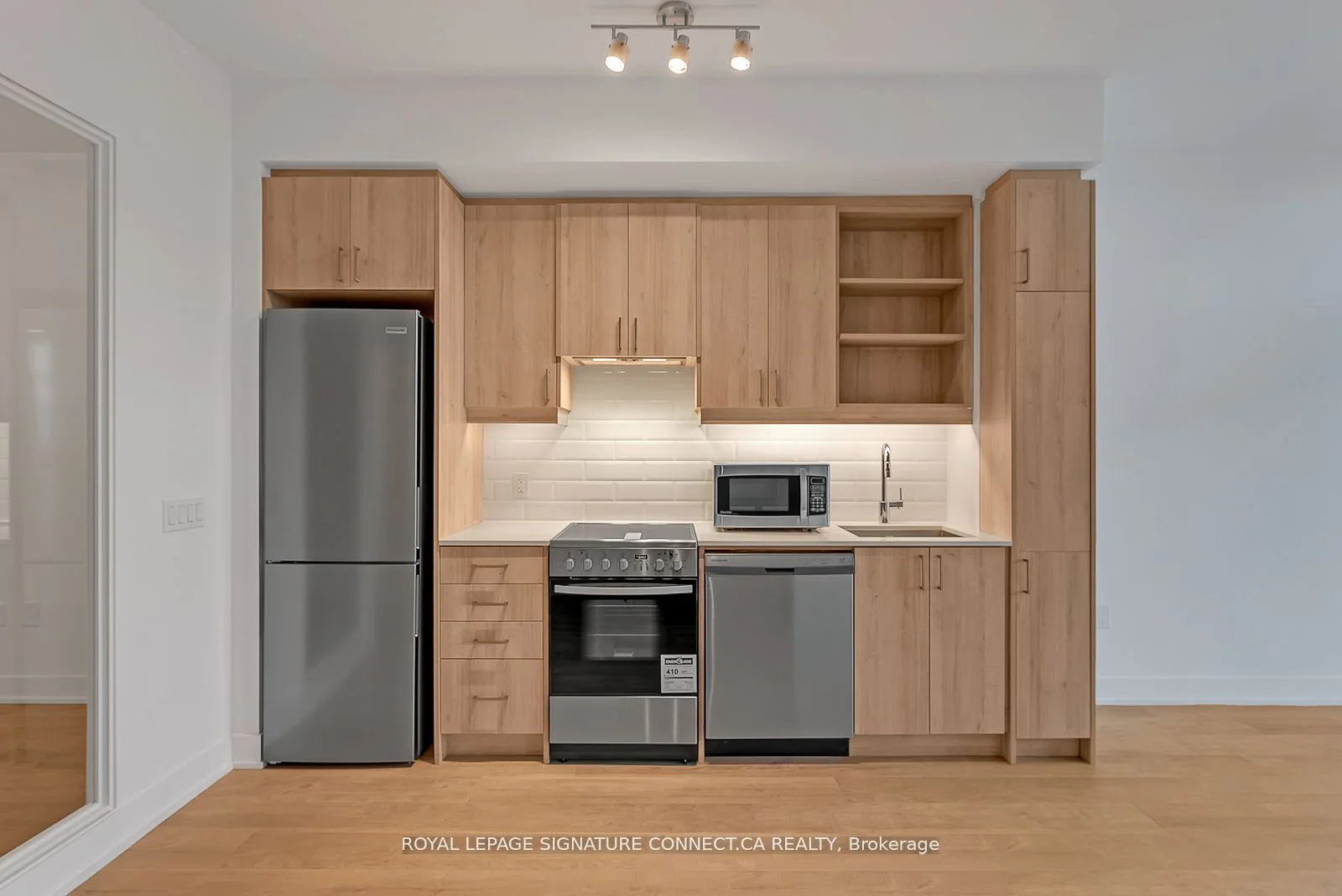 50 George Butchart Drive 305, Toronto W05, On M3k 0c9