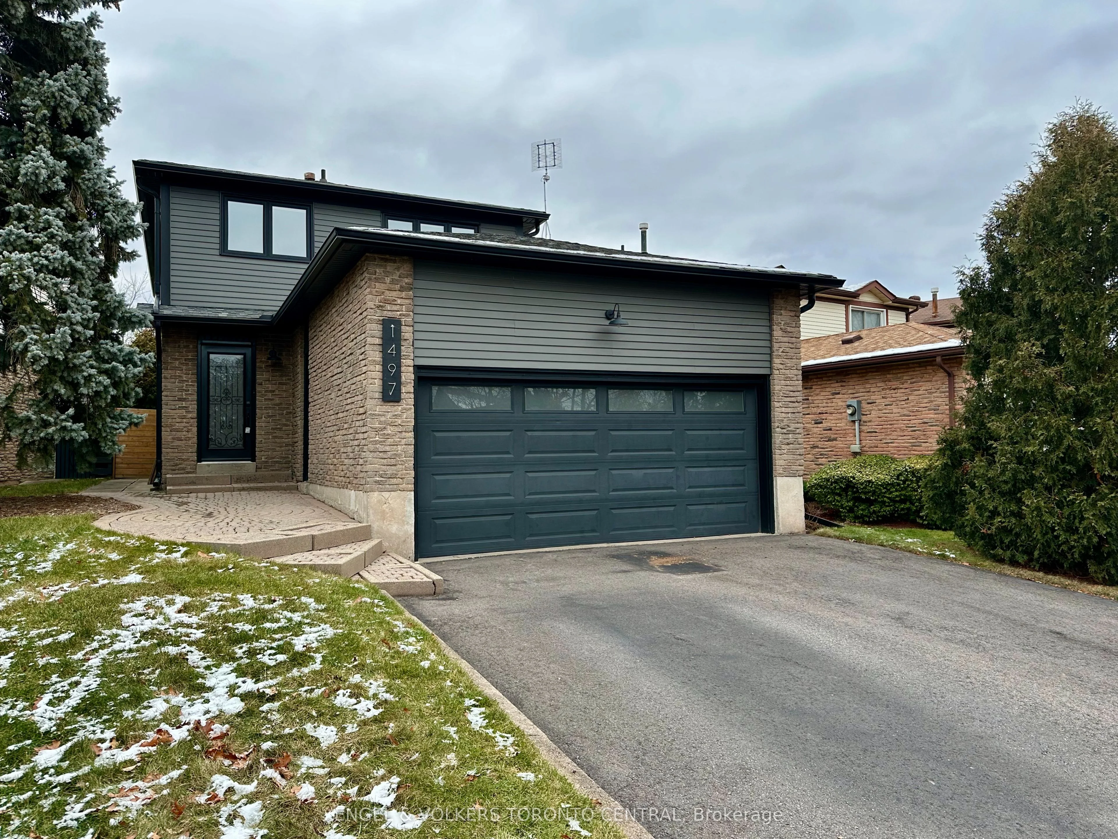 1497 Lancaster Drive, Oakville, ON L6H 2T2