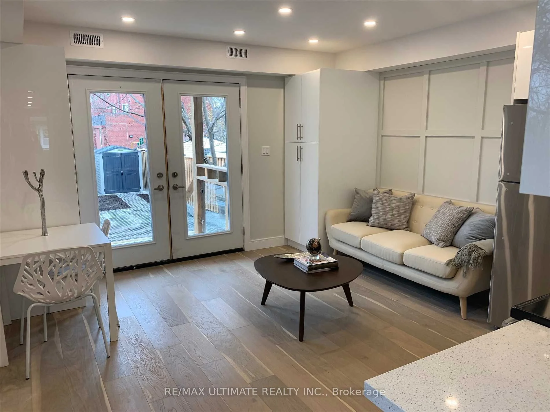 11 Fourteenth Street Main, Toronto W06, On M8v 3h8