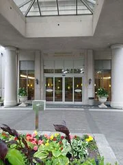 25 Kingsbridge Garden Circle 1227, Mississauga, On L5r 4b1