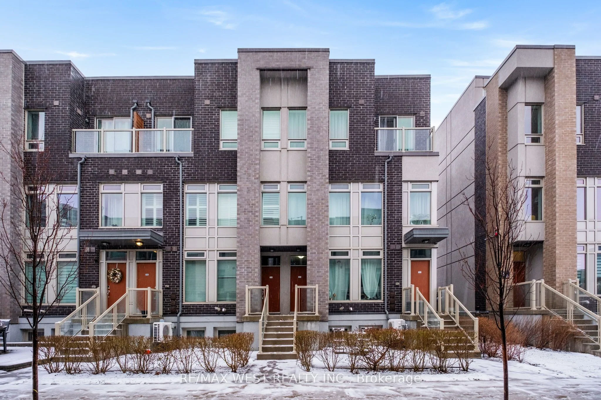 27 Applewood Lane 253, Toronto W08, On M9c 2z7