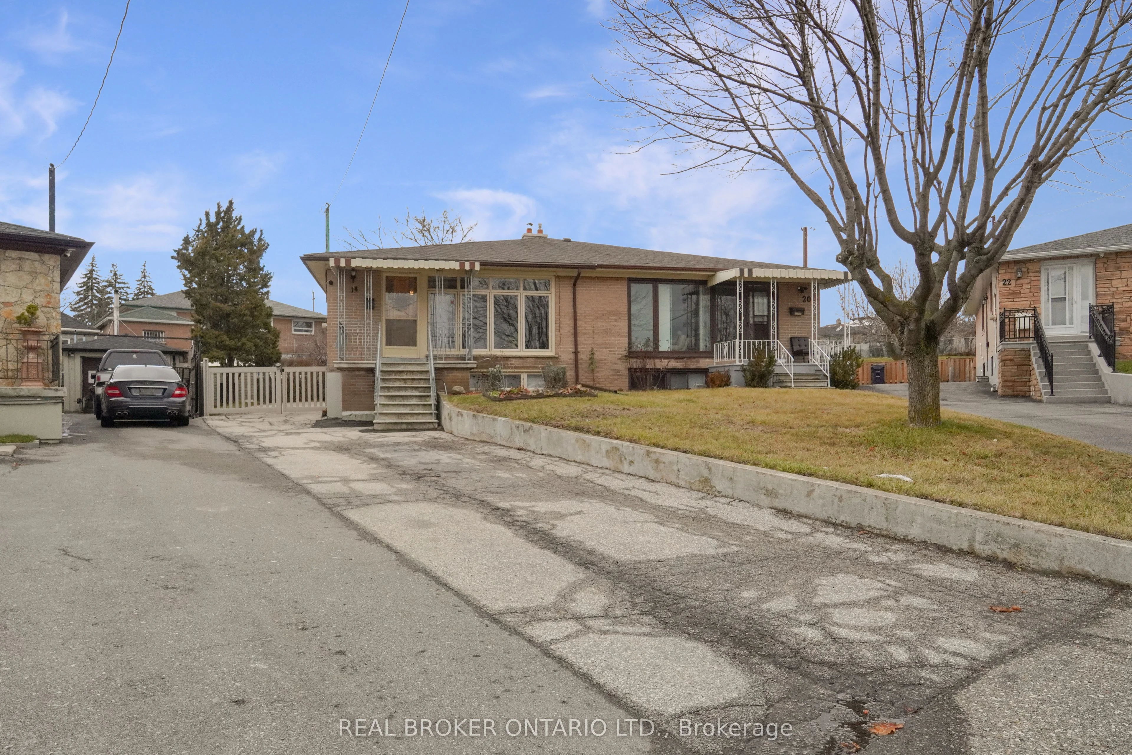 18 Rabton Court, Toronto W05, On M3l 1y2