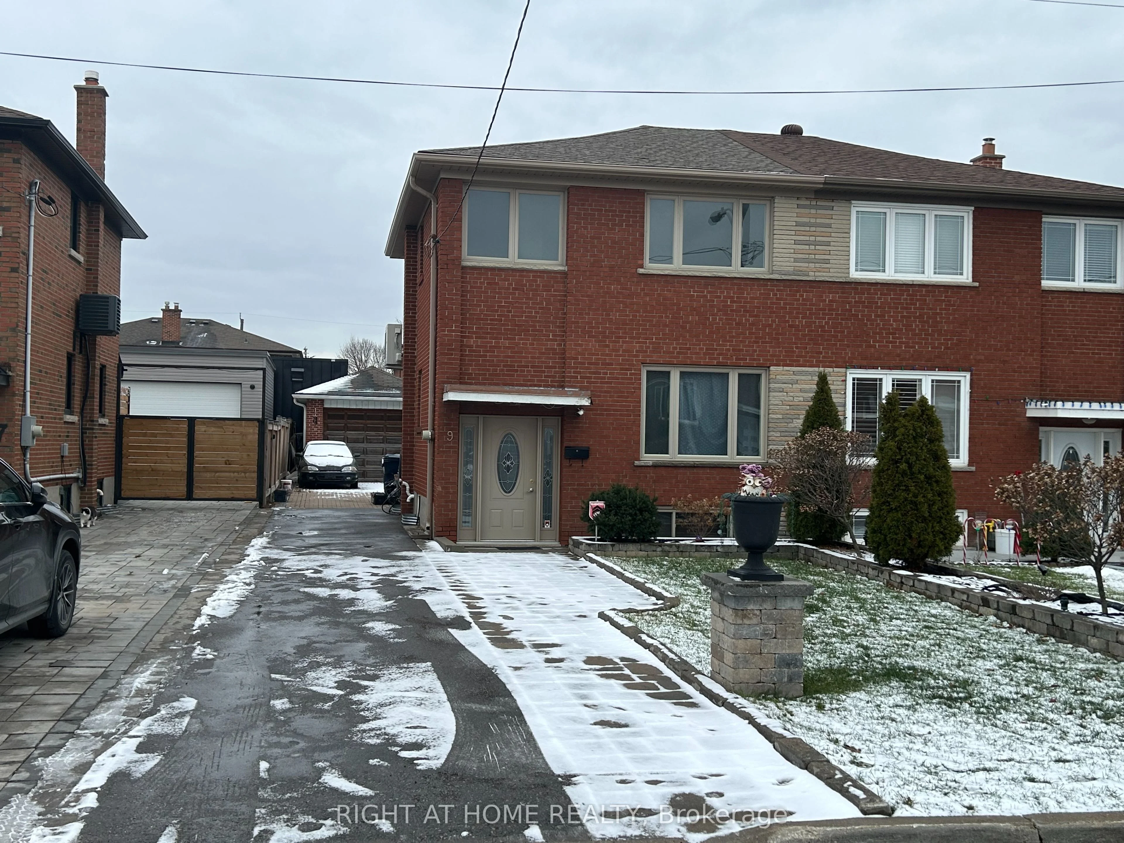 9 Snowood Court, Toronto W05, On M3n 1e7