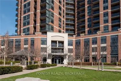 60 HEINTZMAN Street 1220, Toronto W02, ON M6P 5A1