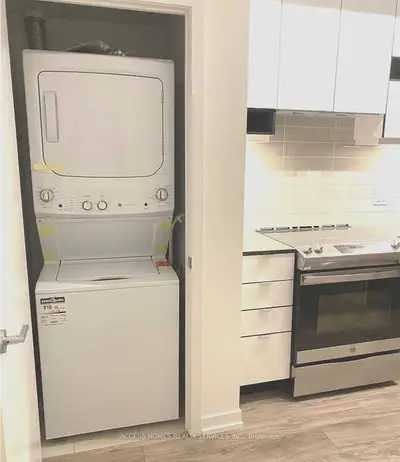 4065 Confederation Parkway 3211, Mississauga, On L5b 0l4