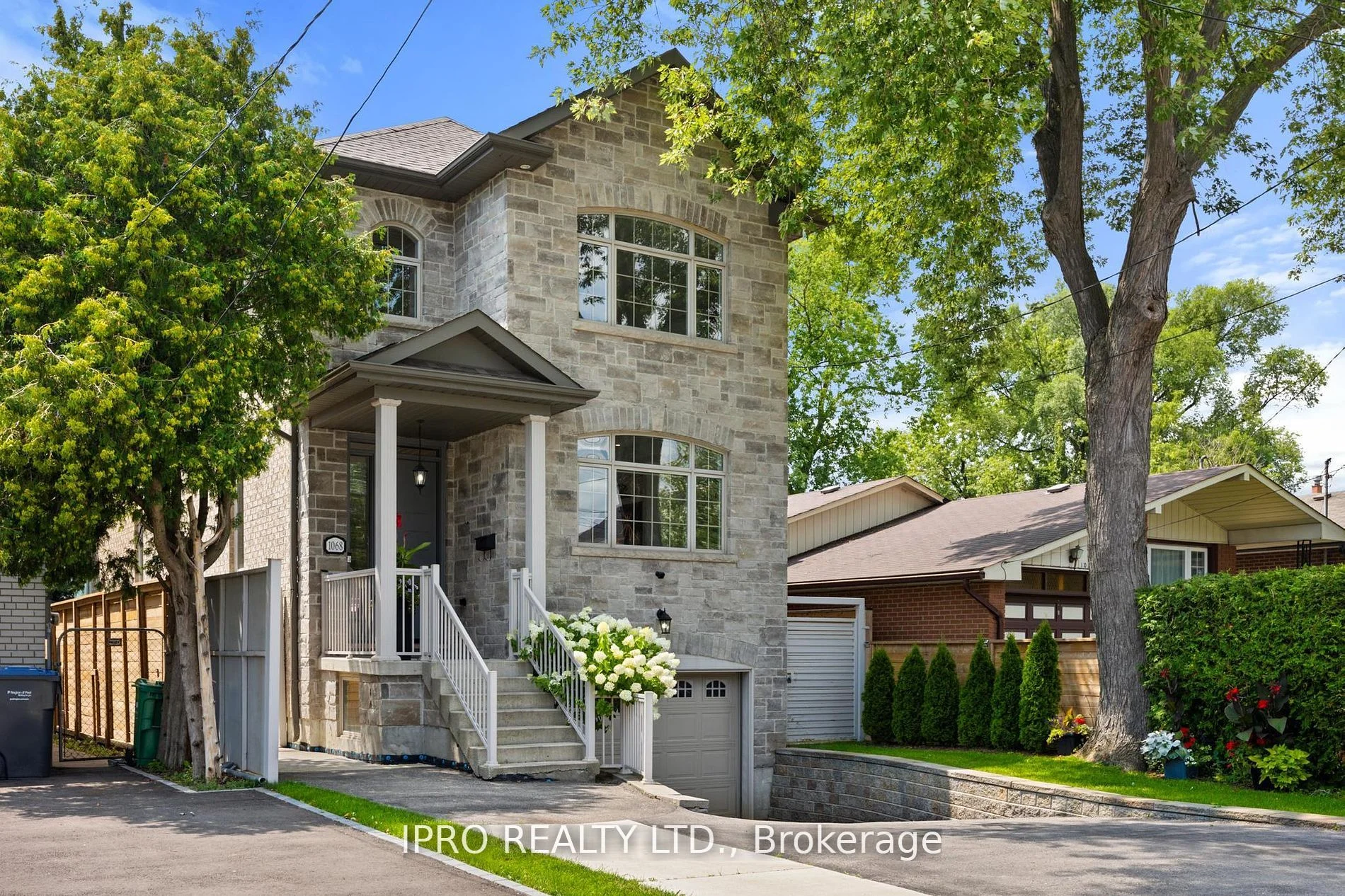 1068 Eastmount Avenue W, Mississauga, On L5e 1z3