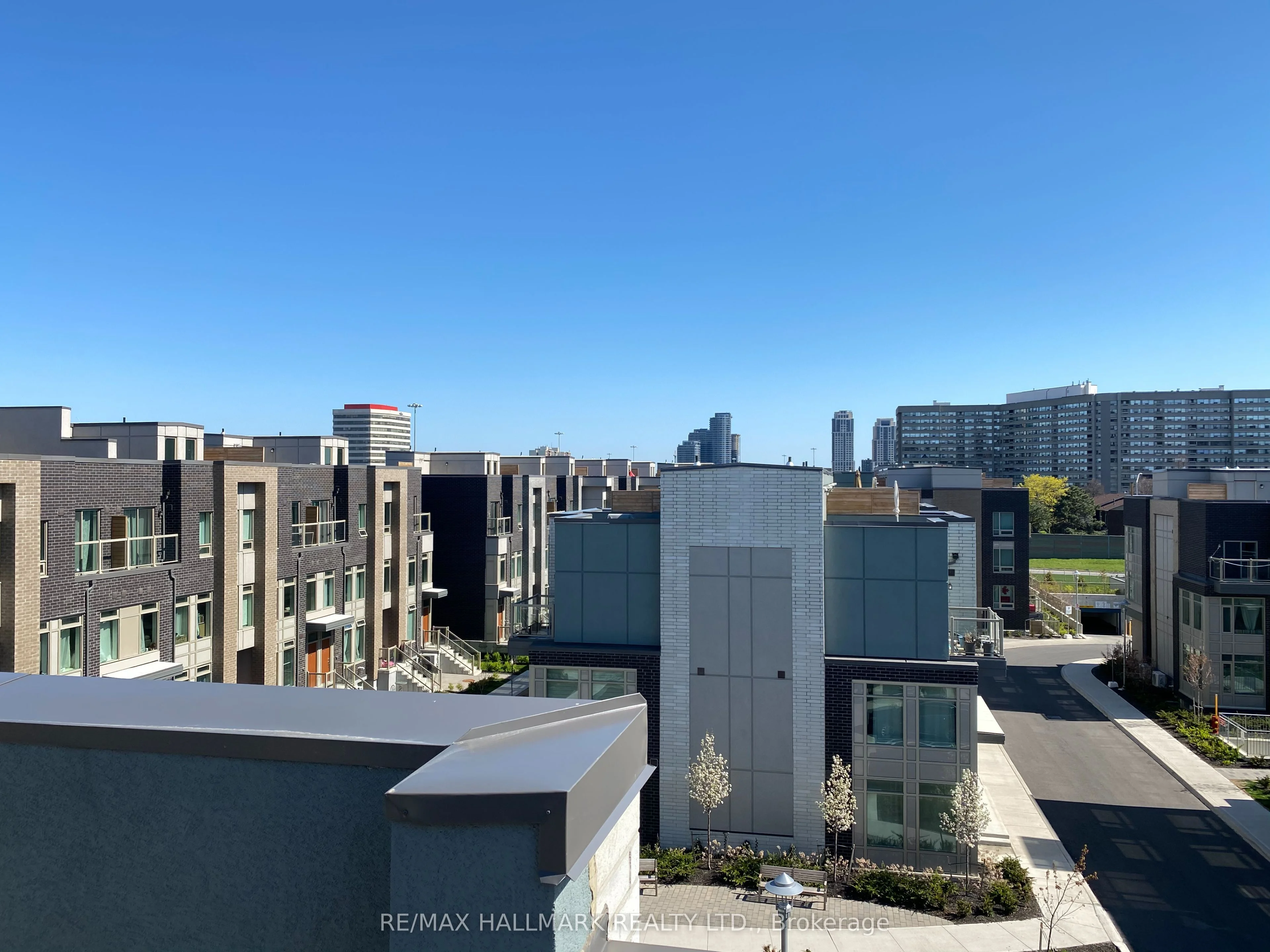 23 Applewood Lane 77, Toronto W08, On M9c 0c1